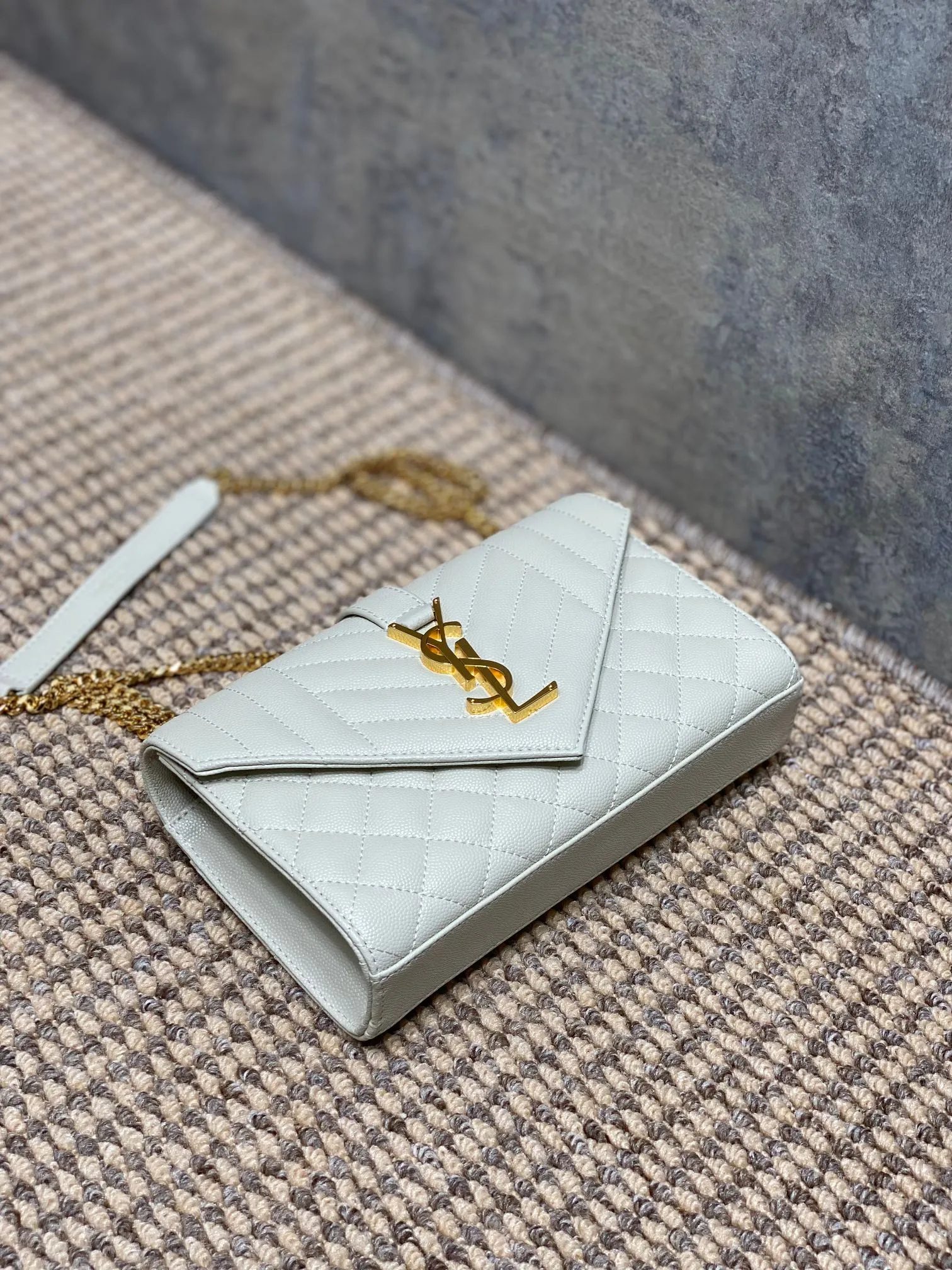 Yves Saint Laurent ホワイト 真皮球纹小信封包 - 画像 (5)