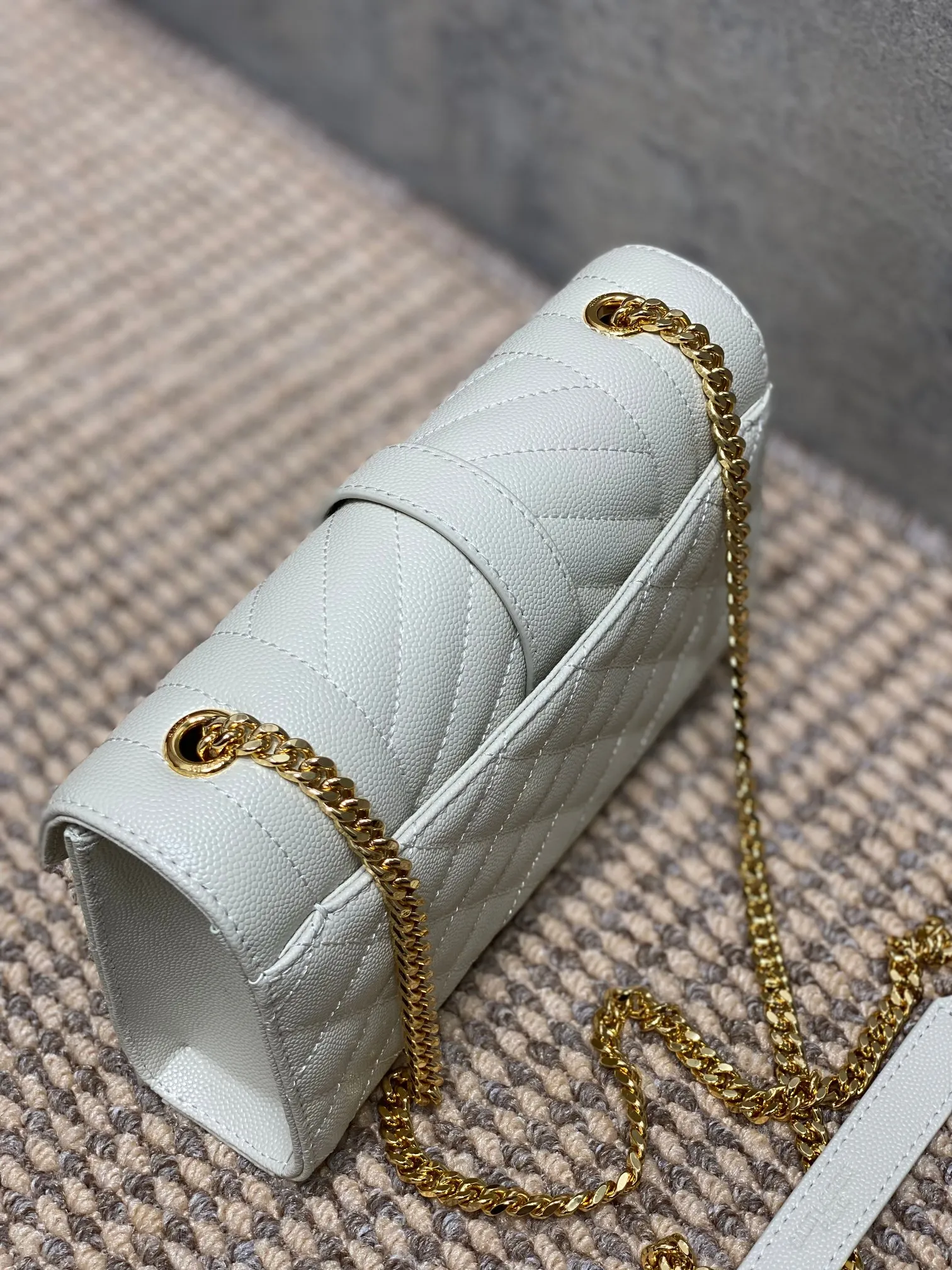 Yves Saint Laurent ホワイト 真皮球纹小信封包 - 画像 (7)