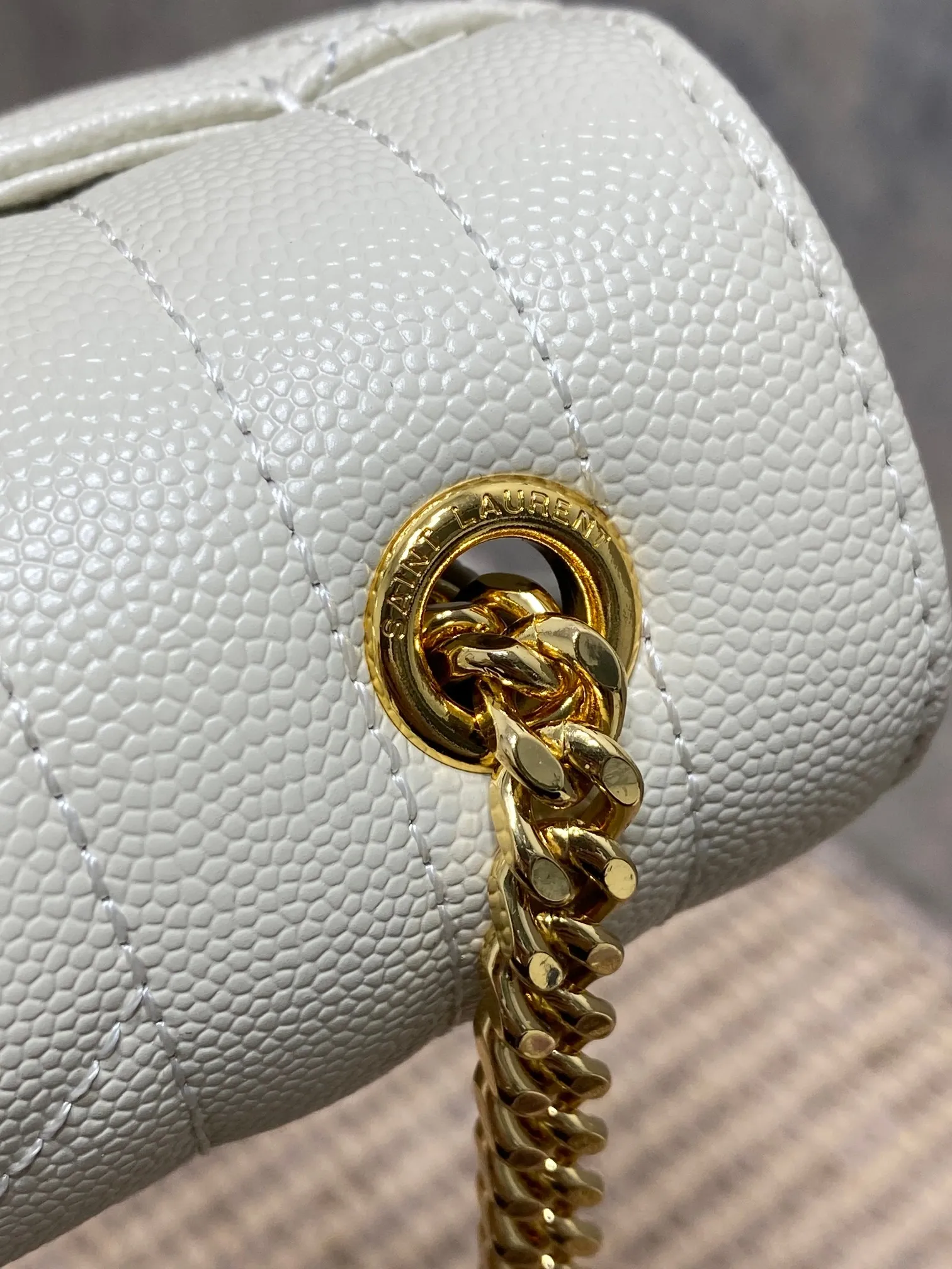 Yves Saint Laurent ホワイト 真皮球纹小信封包 - 画像 (8)