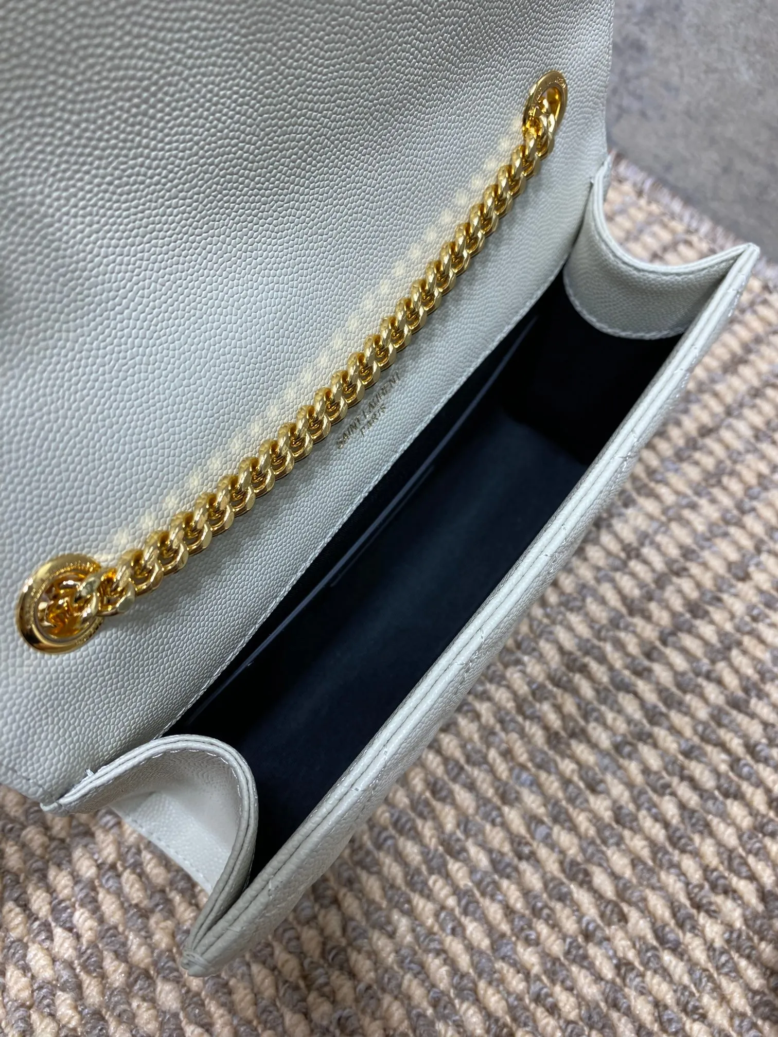 Yves Saint Laurent ホワイト 真皮球纹小信封包 - 画像 (9)