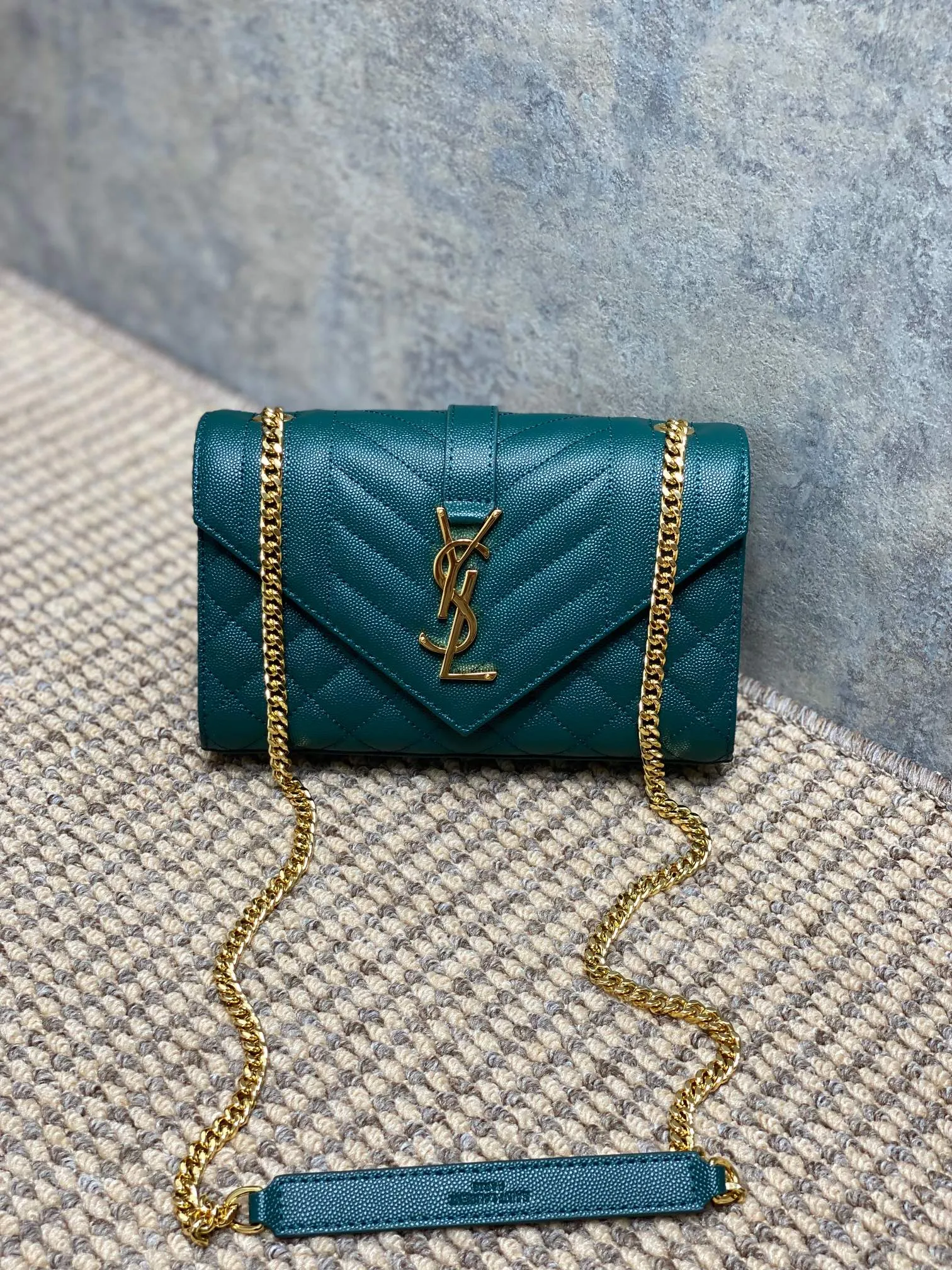 Yves Saint Laurent グリーン真皮球紋付レターパック