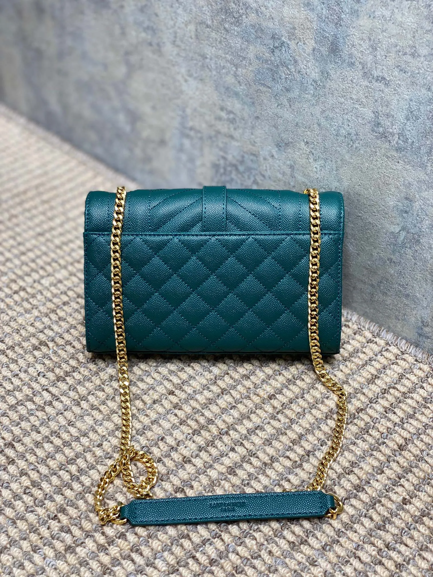 Yves Saint Laurent グリーン真皮球紋付レターパック - 画像 (3)