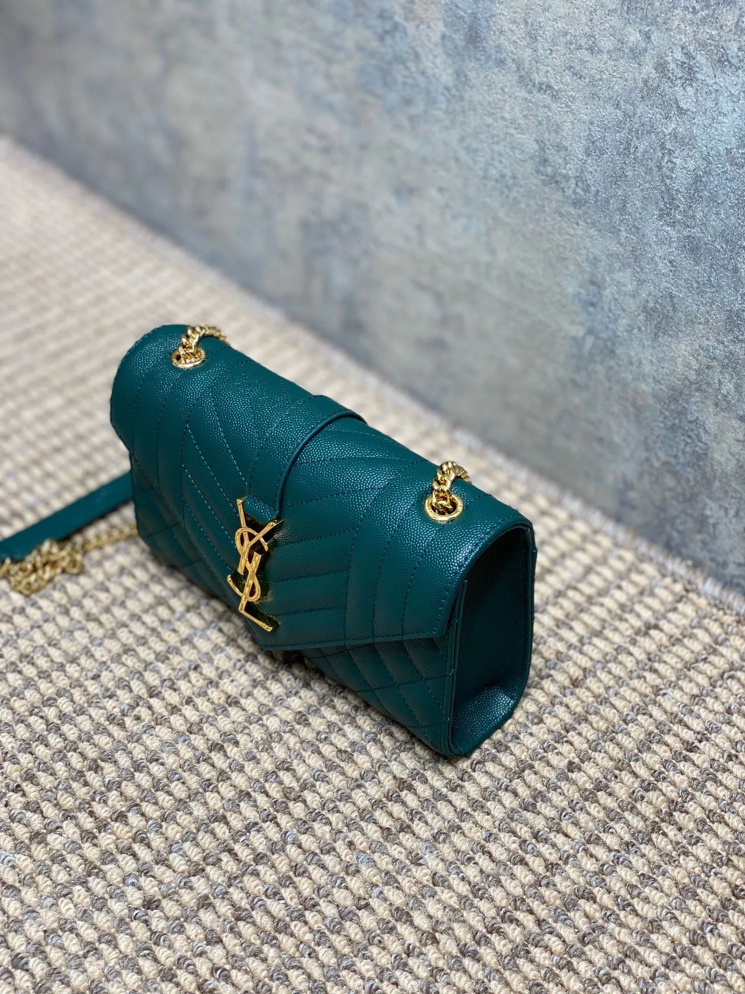 Yves Saint Laurent グリーン真皮球紋付レターパック - 画像 (4)