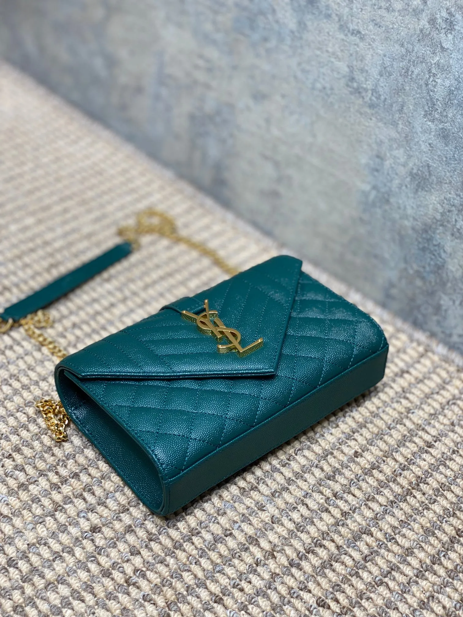 Yves Saint Laurent グリーン真皮球紋付レターパック - 画像 (5)