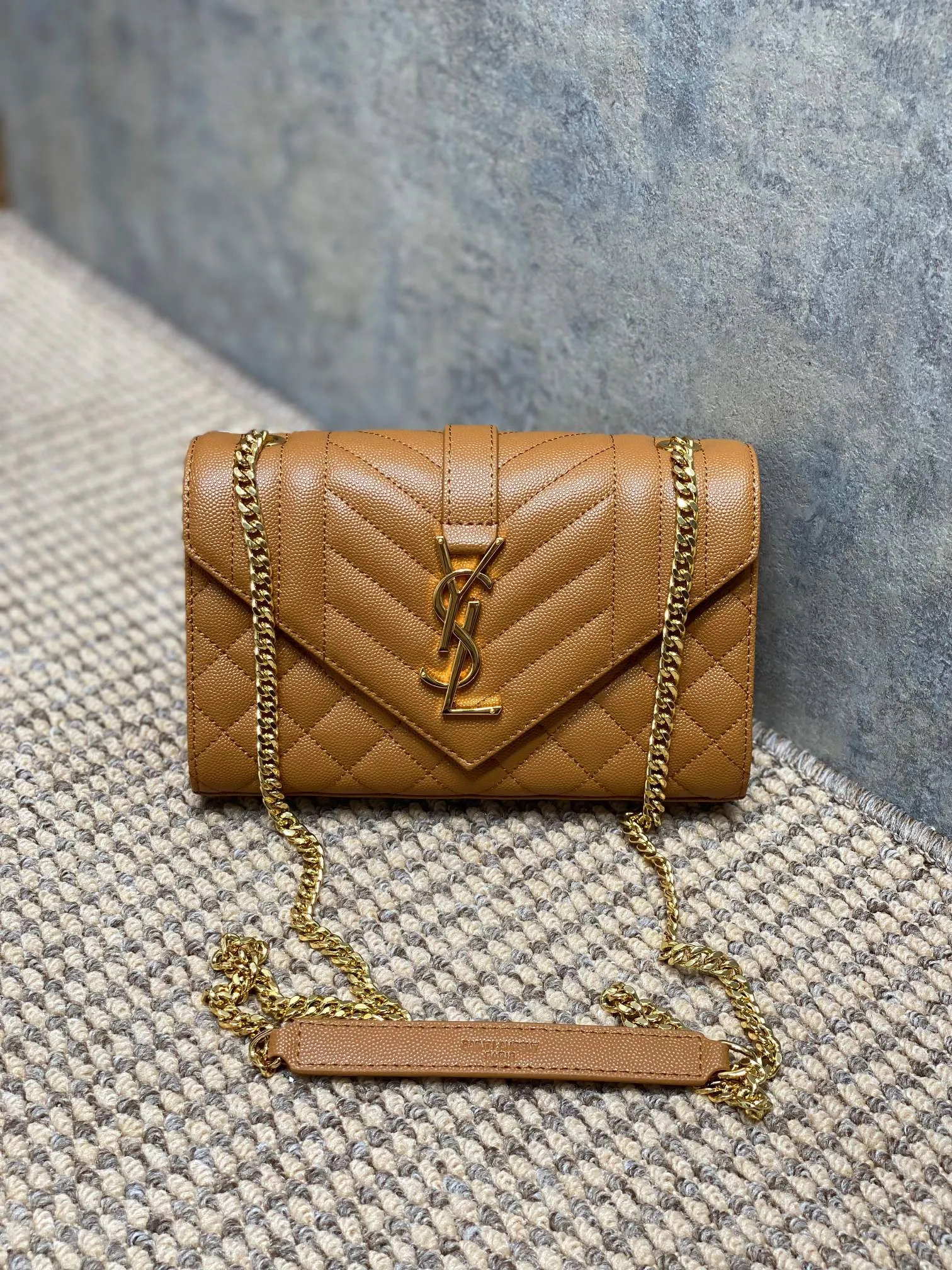 Yves Saint Laurent タンカラースモールエンベロープバッグ