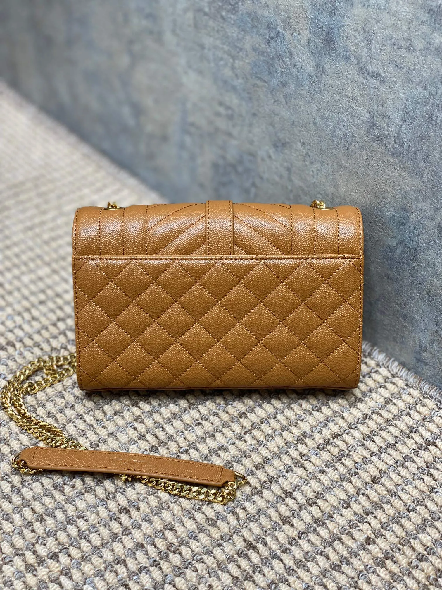 Yves Saint Laurent タンカラースモールエンベロープバッグ - 画像 (3)