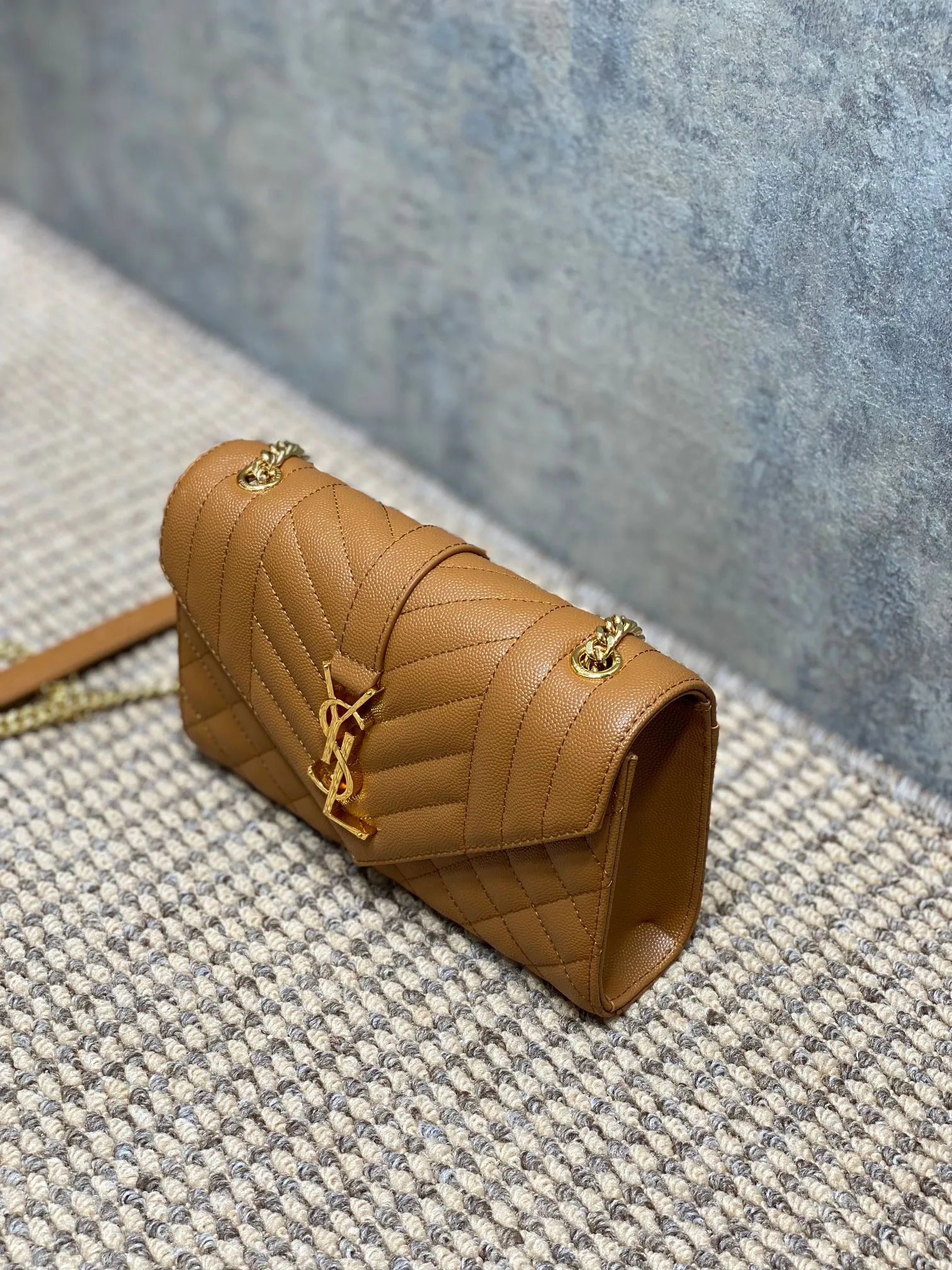 Yves Saint Laurent タンカラースモールエンベロープバッグ - 画像 (4)