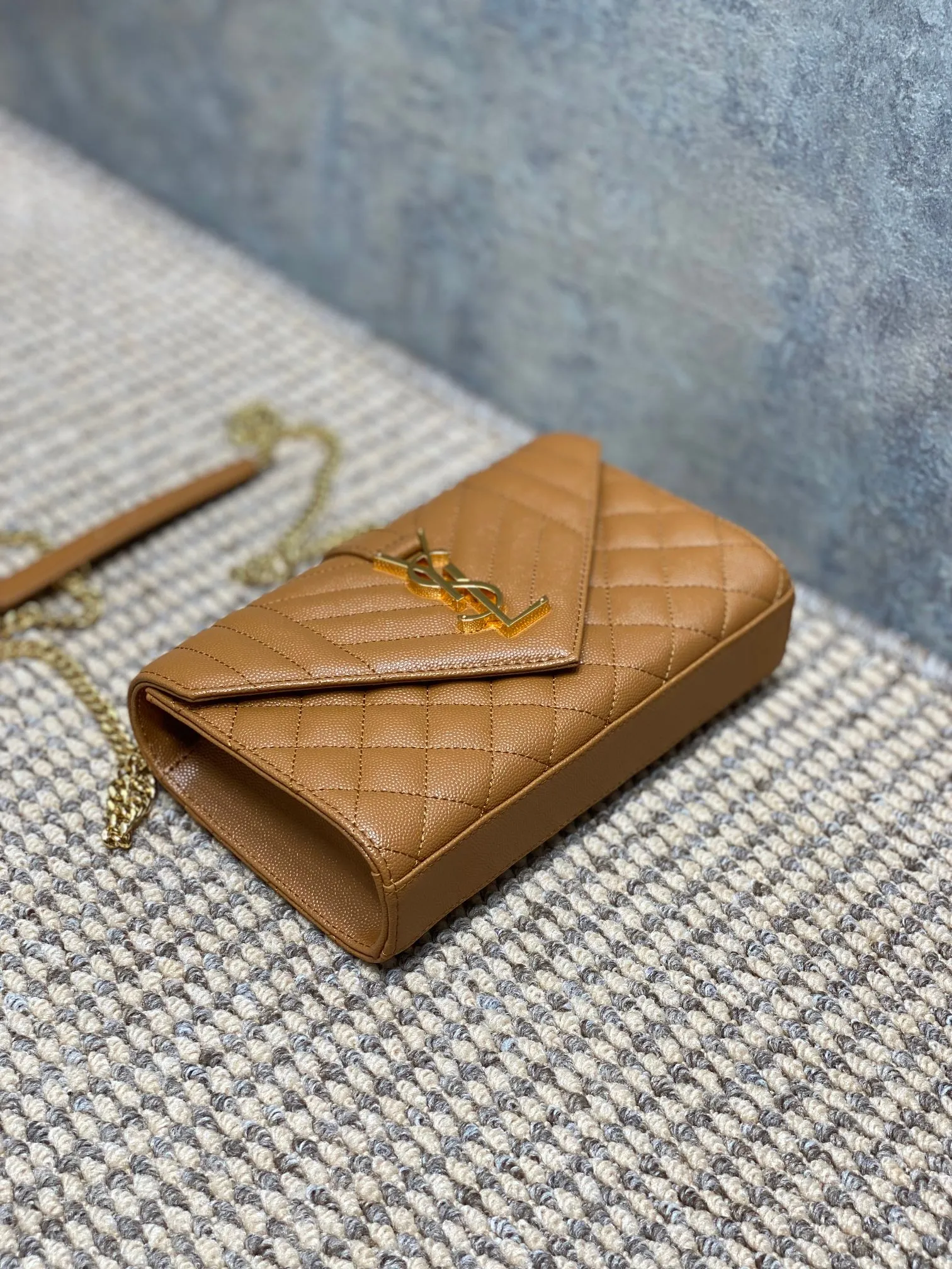 Yves Saint Laurent タンカラースモールエンベロープバッグ - 画像 (5)