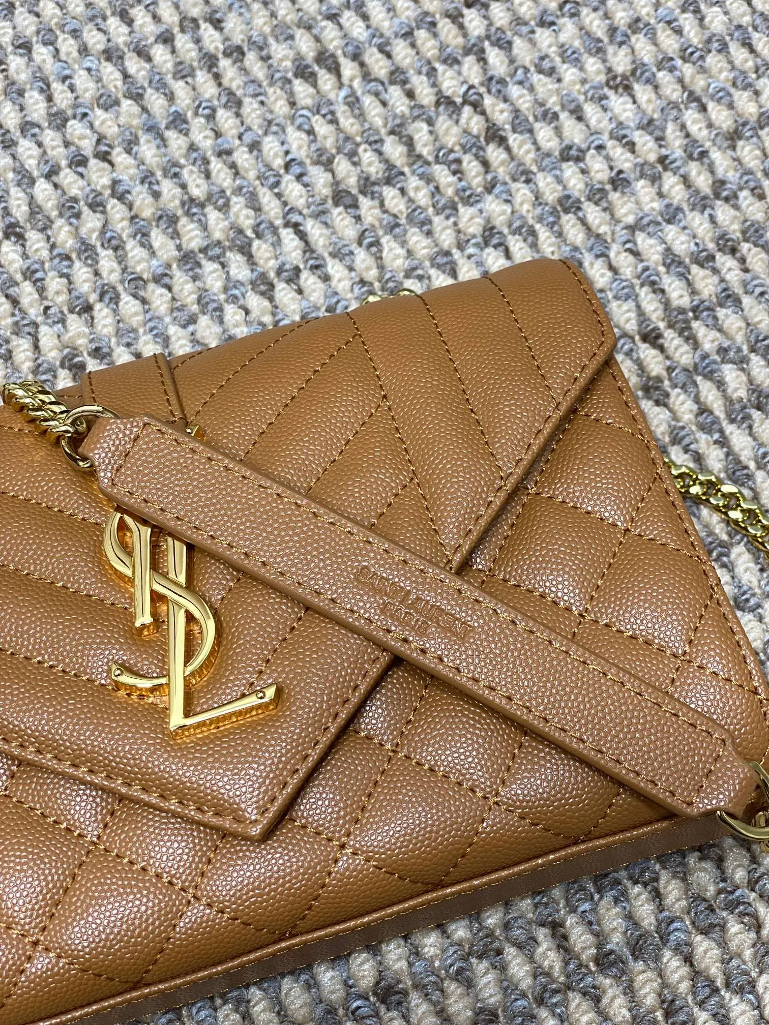 Yves Saint Laurent タンカラースモールエンベロープバッグ - 画像 (7)