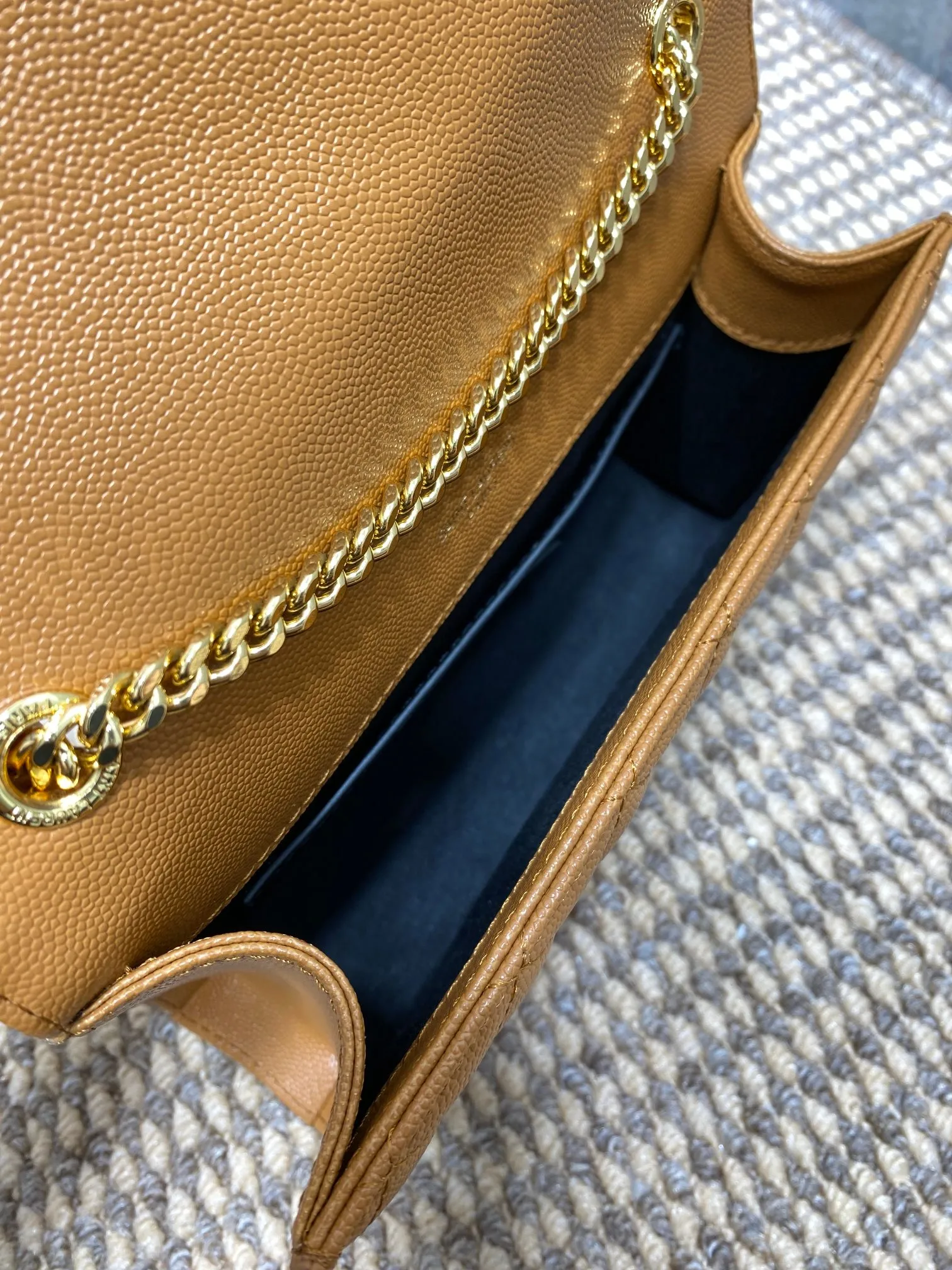 Yves Saint Laurent タンカラースモールエンベロープバッグ - 画像 (9)