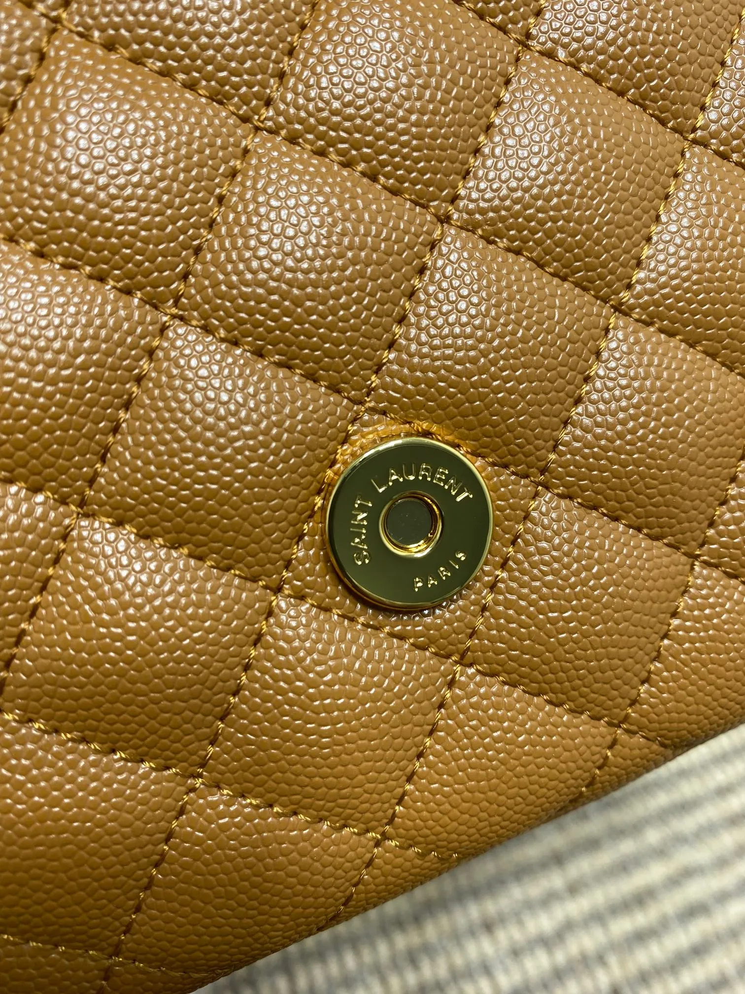 Yves Saint Laurent タンカラースモールエンベロープバッグ - 画像 (10)