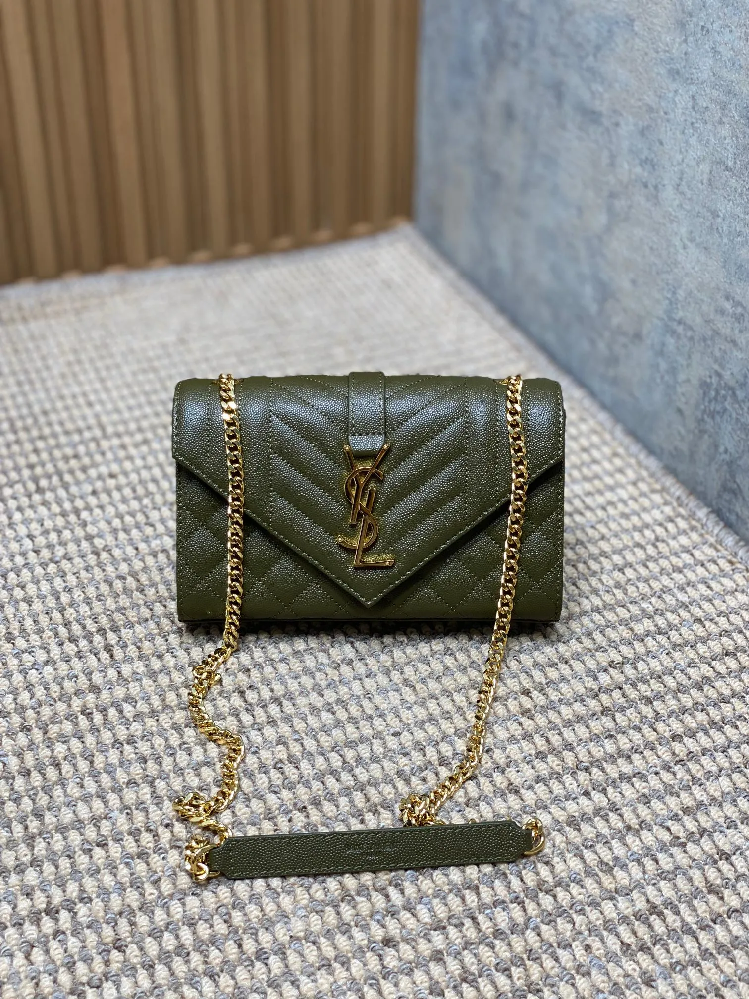 Yves Saint Laurent オリーブグリーン 本革のレターパック