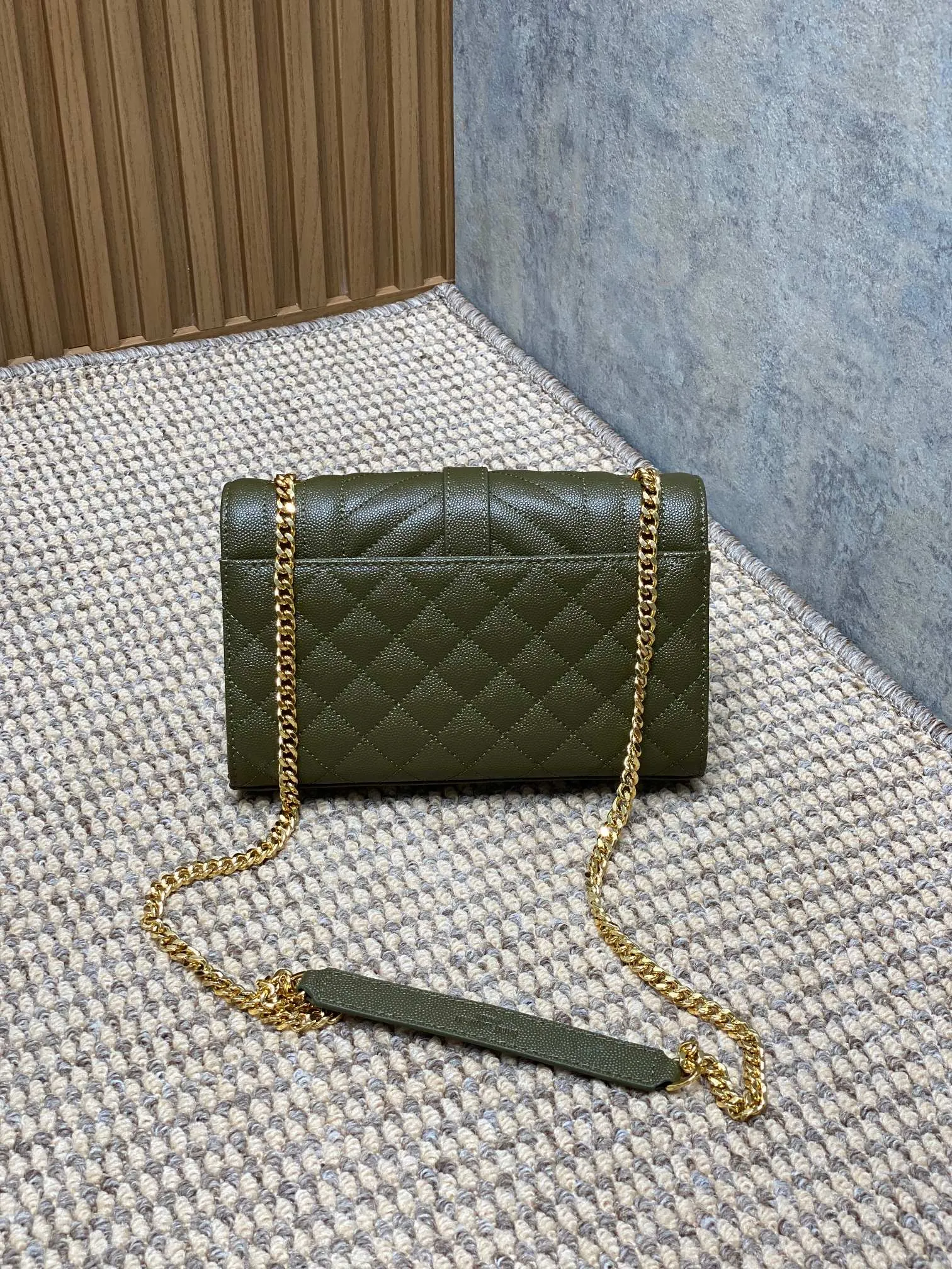 Yves Saint Laurent オリーブグリーン 本革のレターパック - 画像 (3)