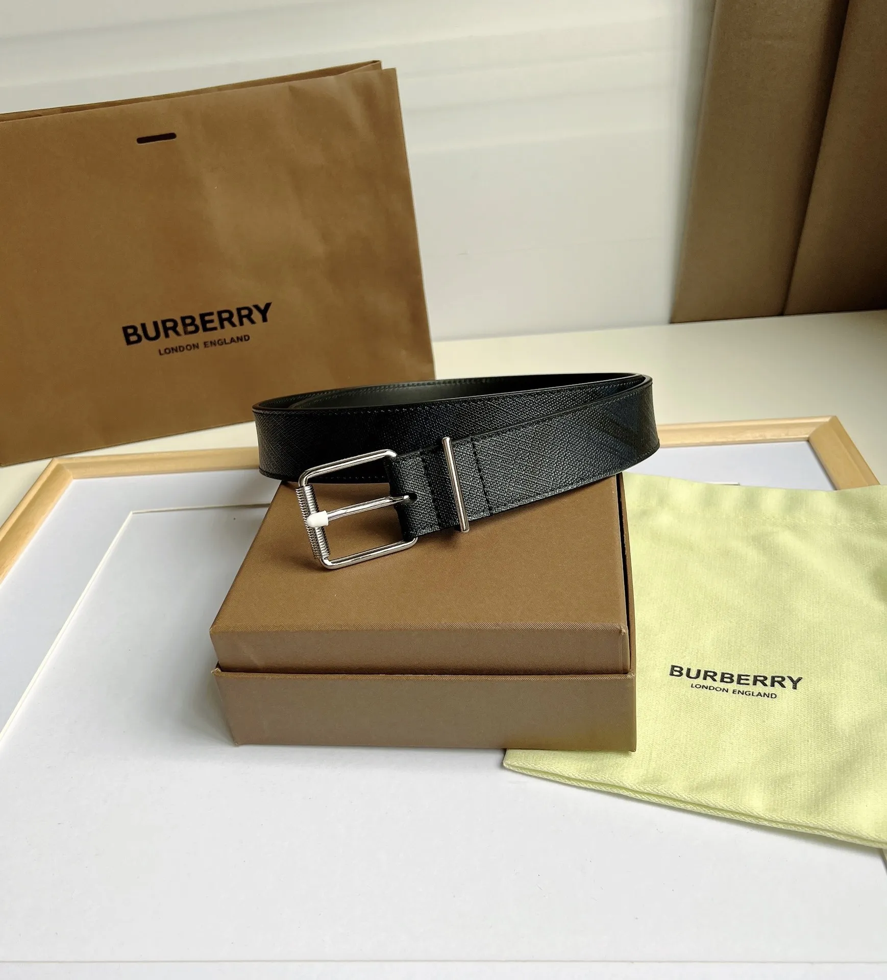 バーバリー 新作 ロンドングレンチェック ベルト 黒