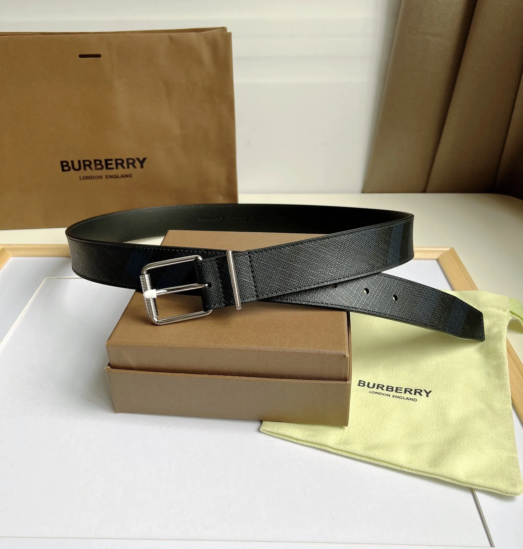 バーバリー 新作 ロンドングレンチェック ベルト 黒 - 画像 (4)