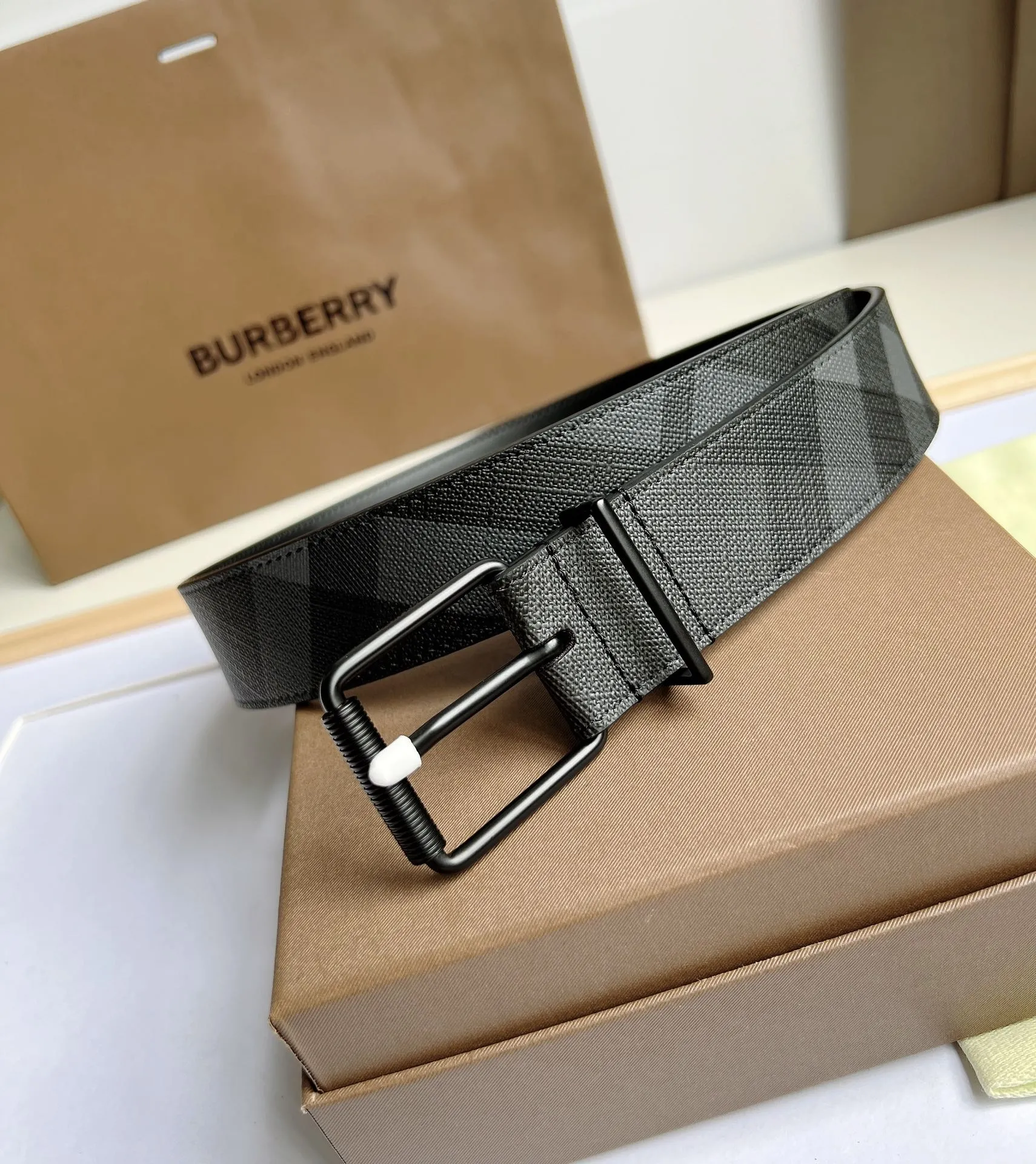 Burberry 新作黒London格子皮革ベルト - 画像 (3)