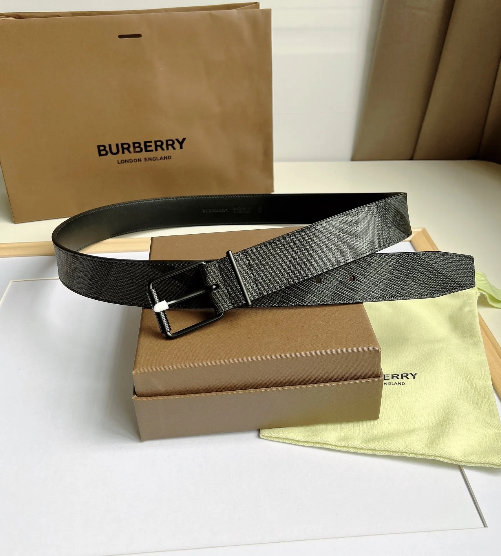 Burberry 新作黒London格子皮革ベルト - 画像 (4)