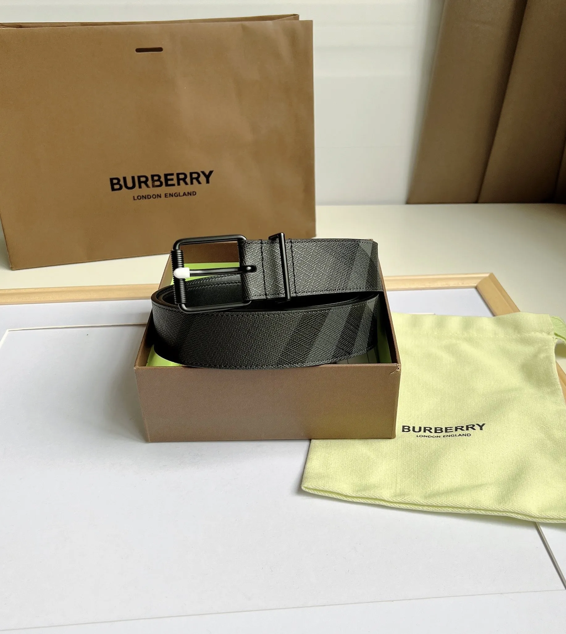 Burberry 新作黒London格子皮革ベルト - 画像 (6)