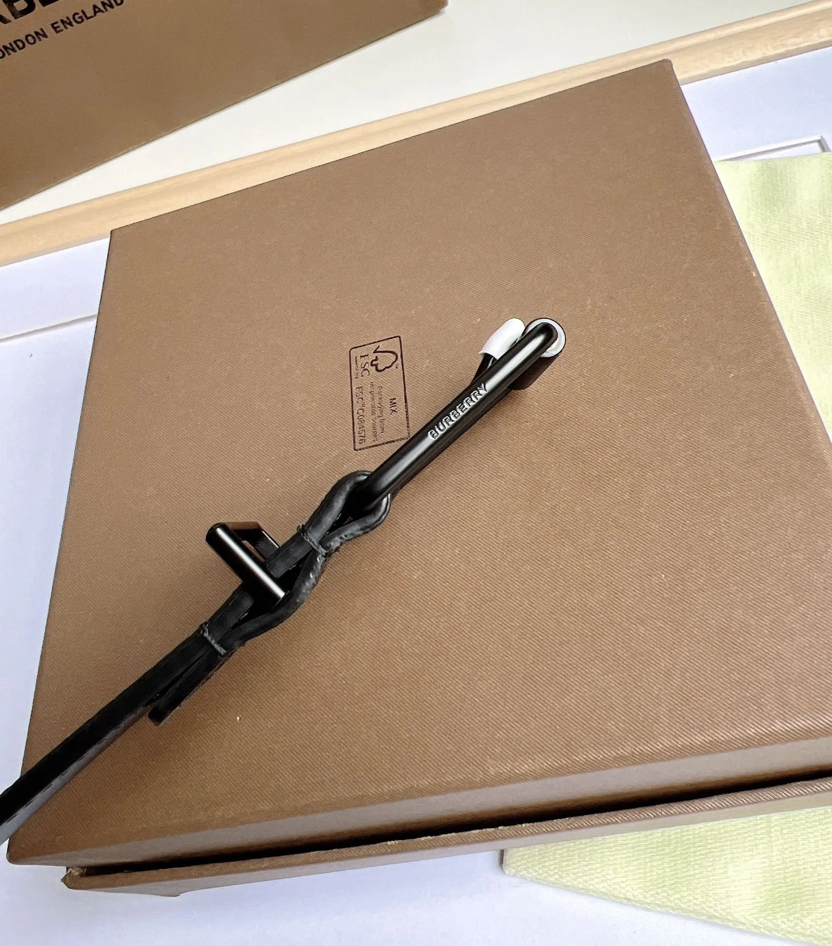 Burberry 新作黒London格子皮革ベルト - 画像 (7)