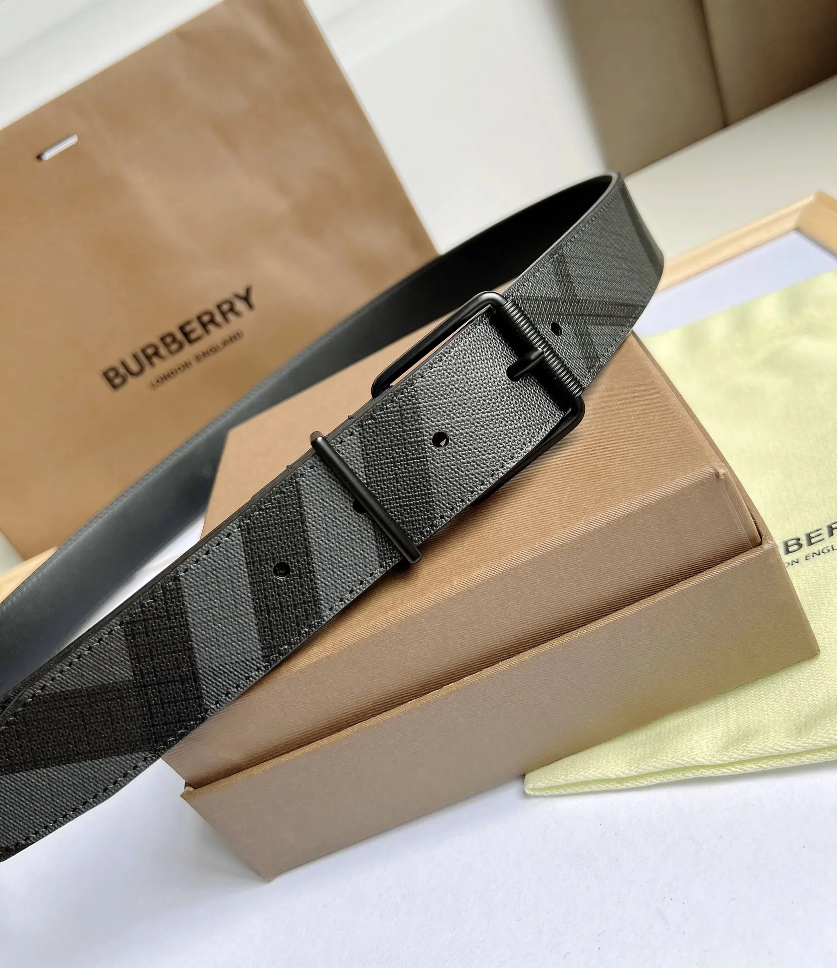 Burberry 新作黒London格子皮革ベルト - 画像 (8)