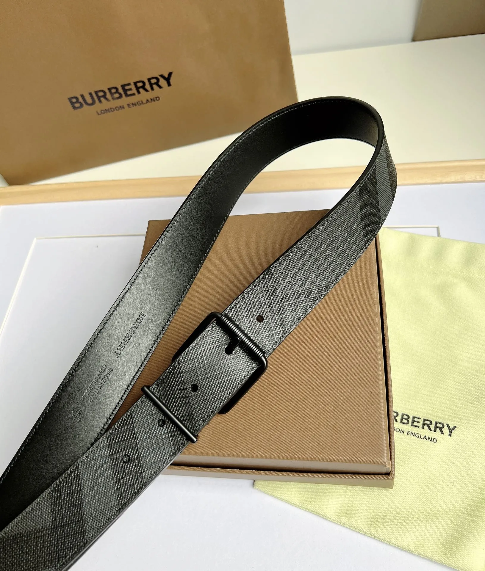 Burberry 新作黒London格子皮革ベルト - 画像 (9)