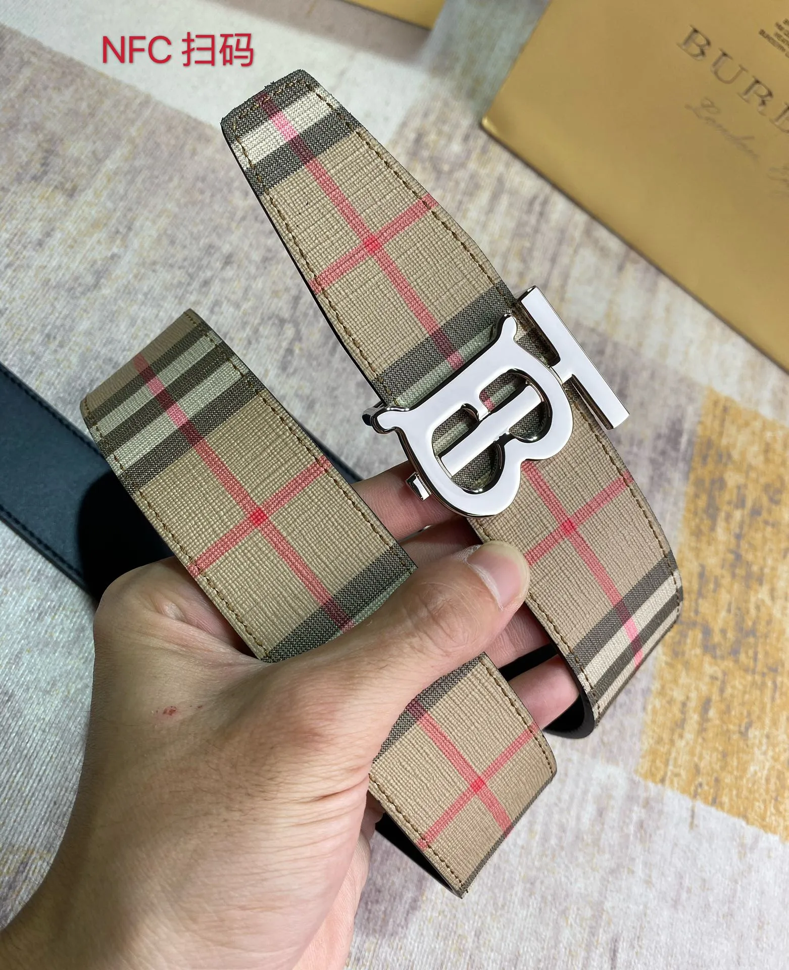Burberry 新作ベージュチェックレザーベルト