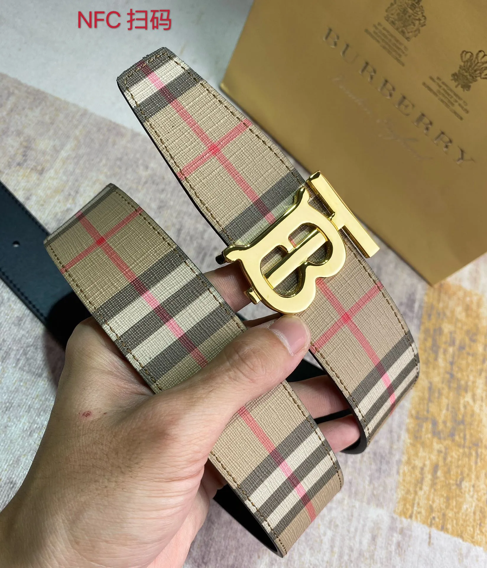 Burberry 新作ベージュチェックレザーベルト