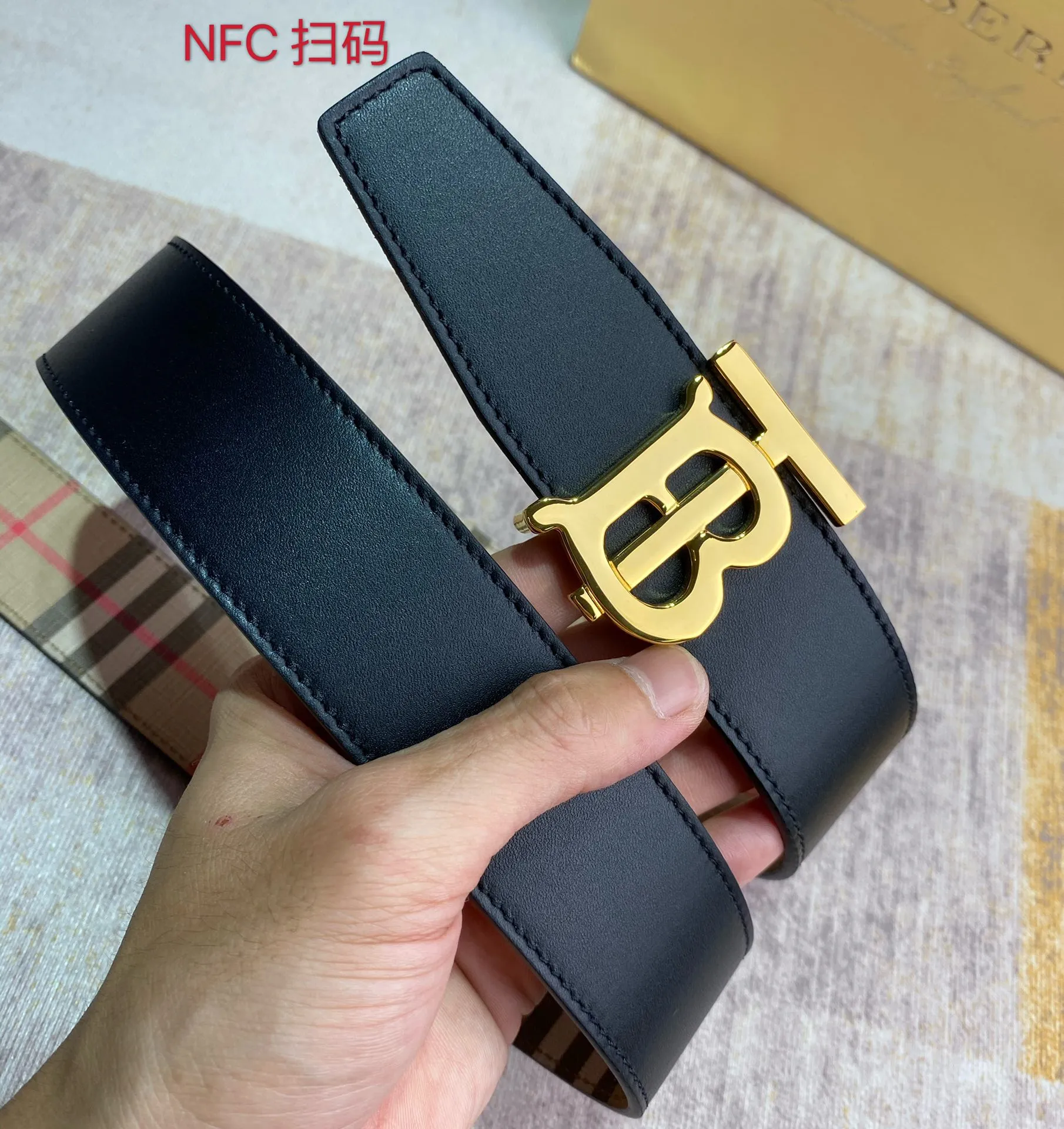 Burberry 新作ベージュチェックレザーベルト - 画像 (6)