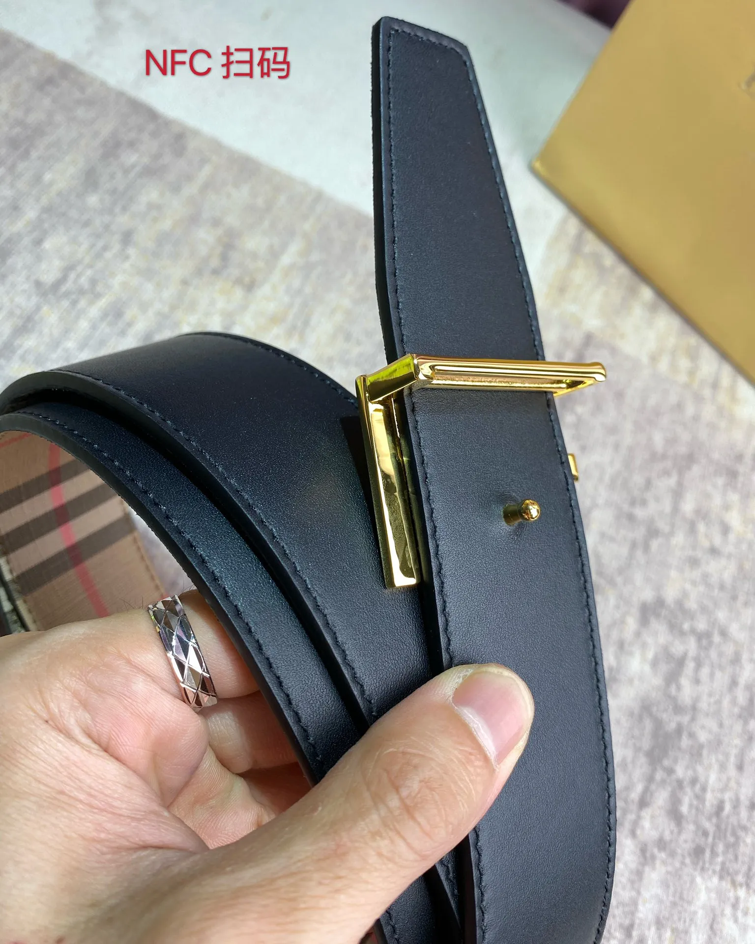 Burberry 新作ベージュチェックレザーベルト - 画像 (7)