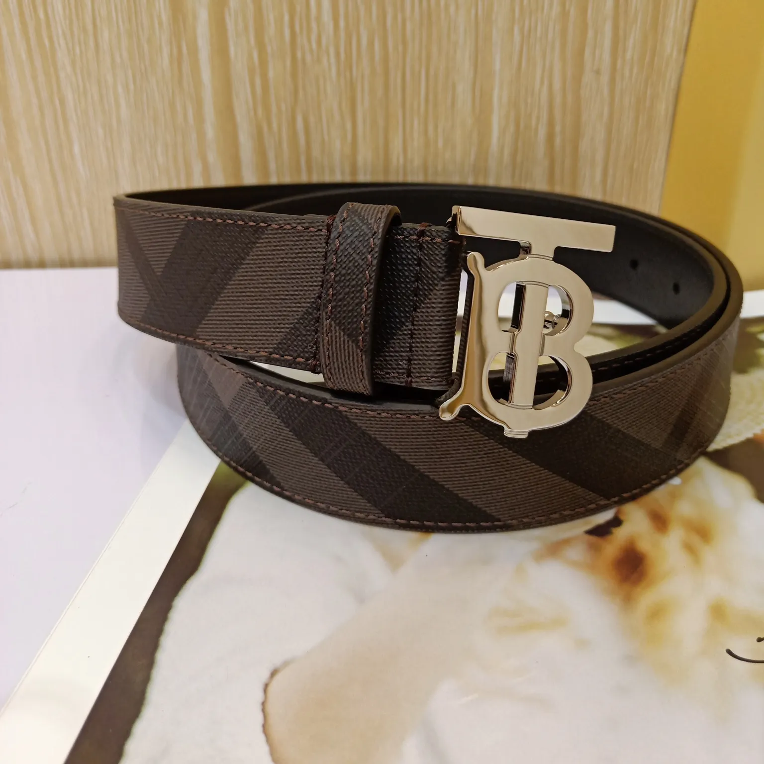 Burberry 新作TBロゴベルト ダークグリーン 3.5cm - 画像 (3)