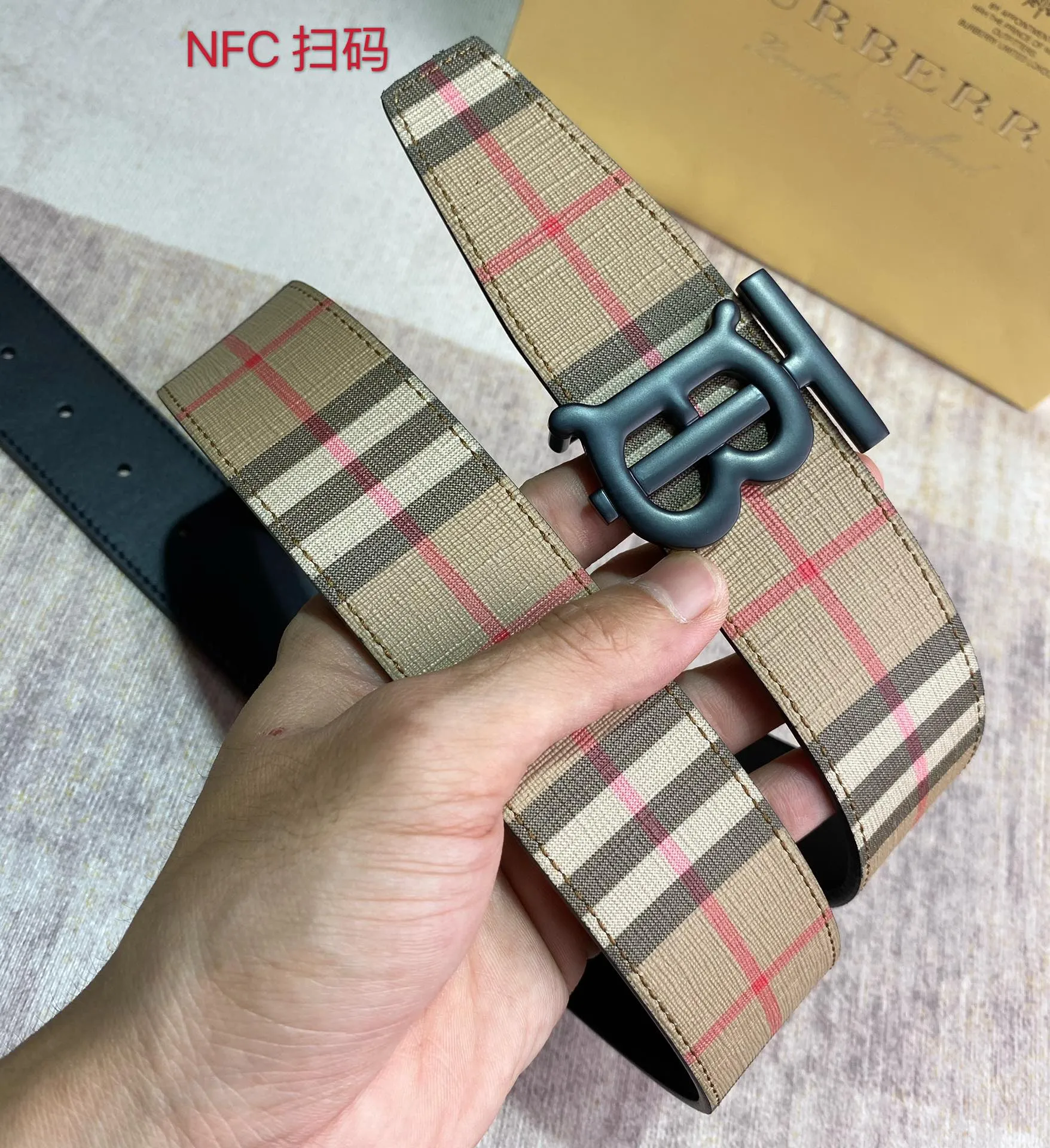 Burberry 新作TB柄レザーベルト ベージュチェック - 画像 (3)