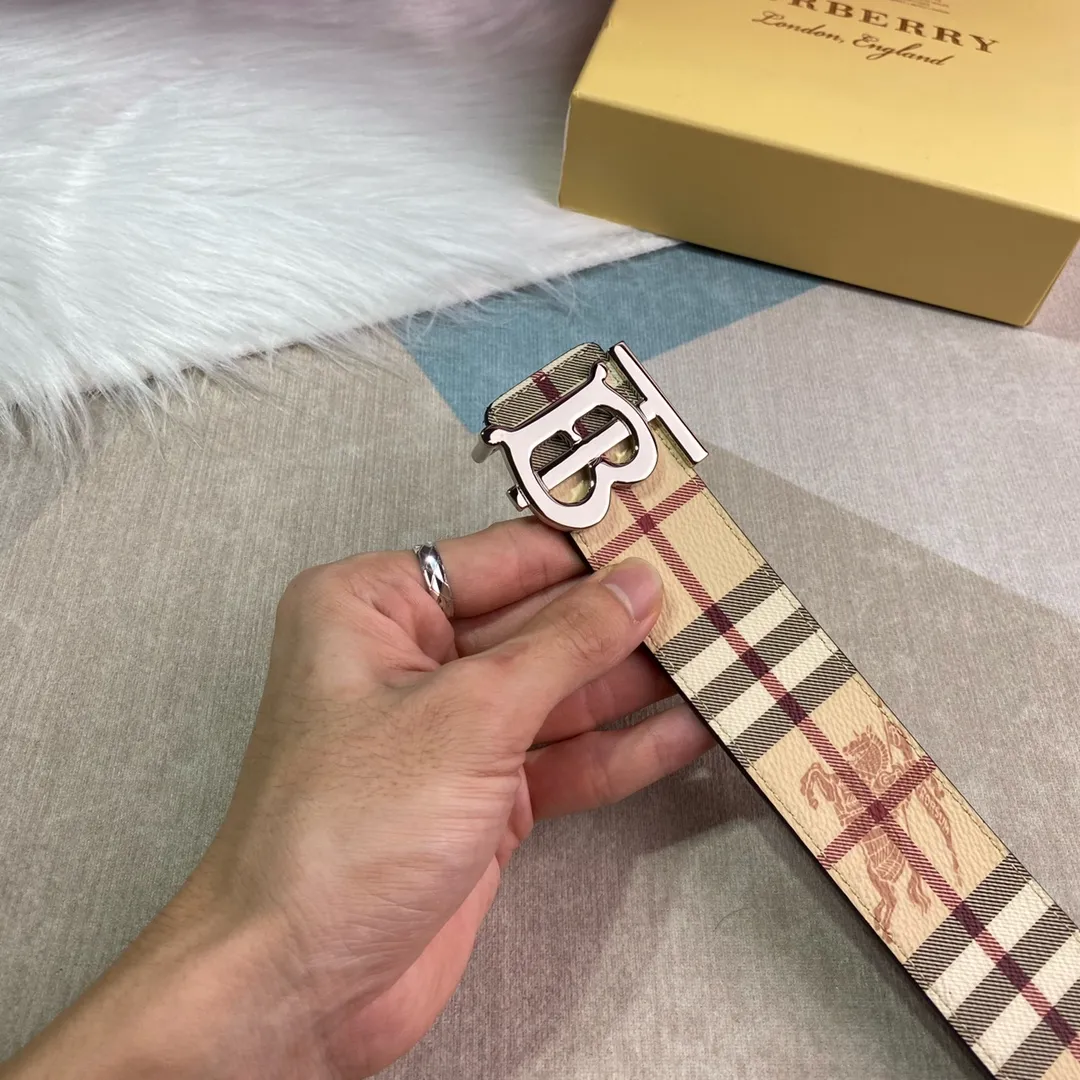 Burberry 新作ベージュチェックレザーベルト