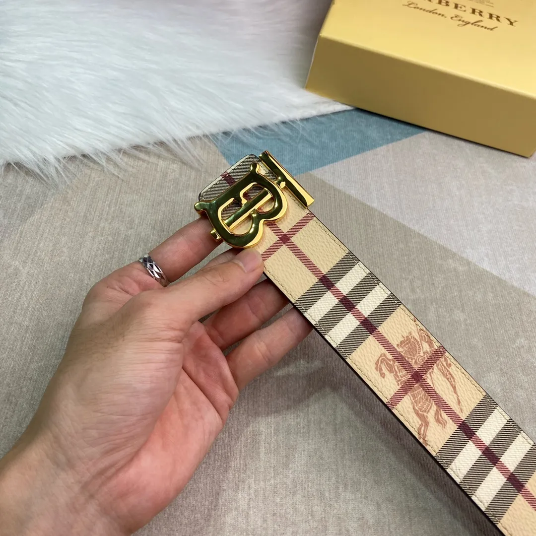 Burberry 新作ベージュチェックレザーベルト