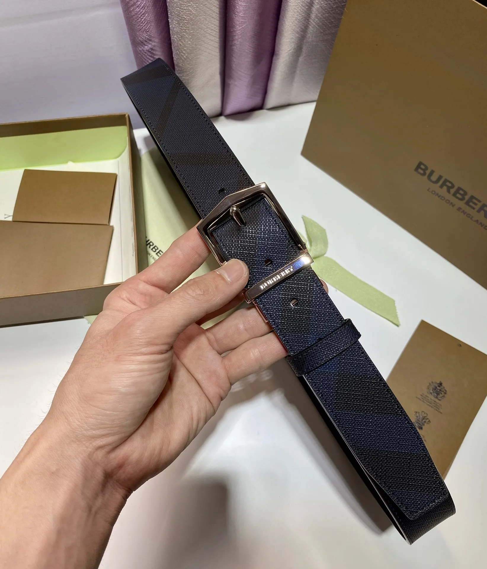 Burberry 新作ブルーベルトシルバーローテーションバックル - 画像 (8)