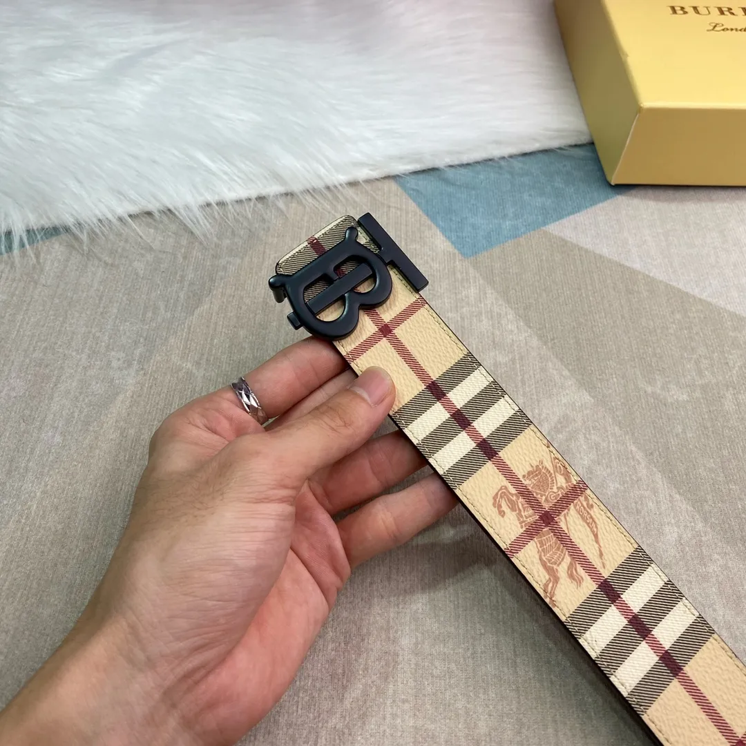 Burberry 新作イタリア製レザーベルト タン×ブラック