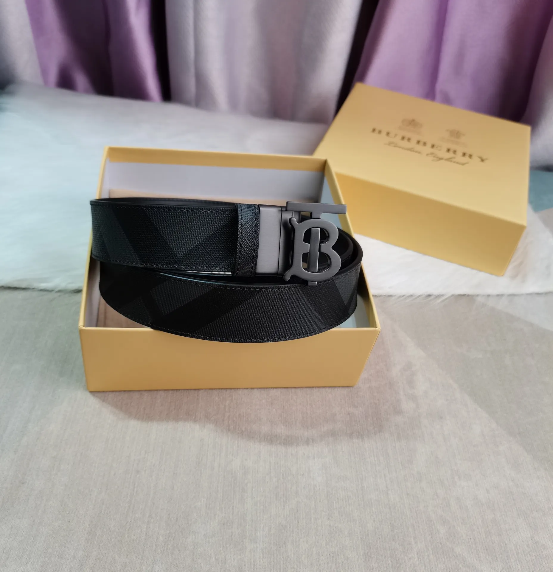 Burberry 新作黒London格子皮革ベルト - 画像 (3)