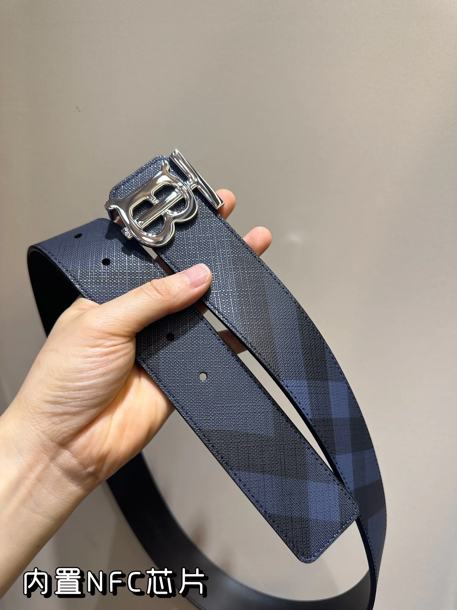 バーバリーTBシリーズ新作ベルト黒グレー格子柄