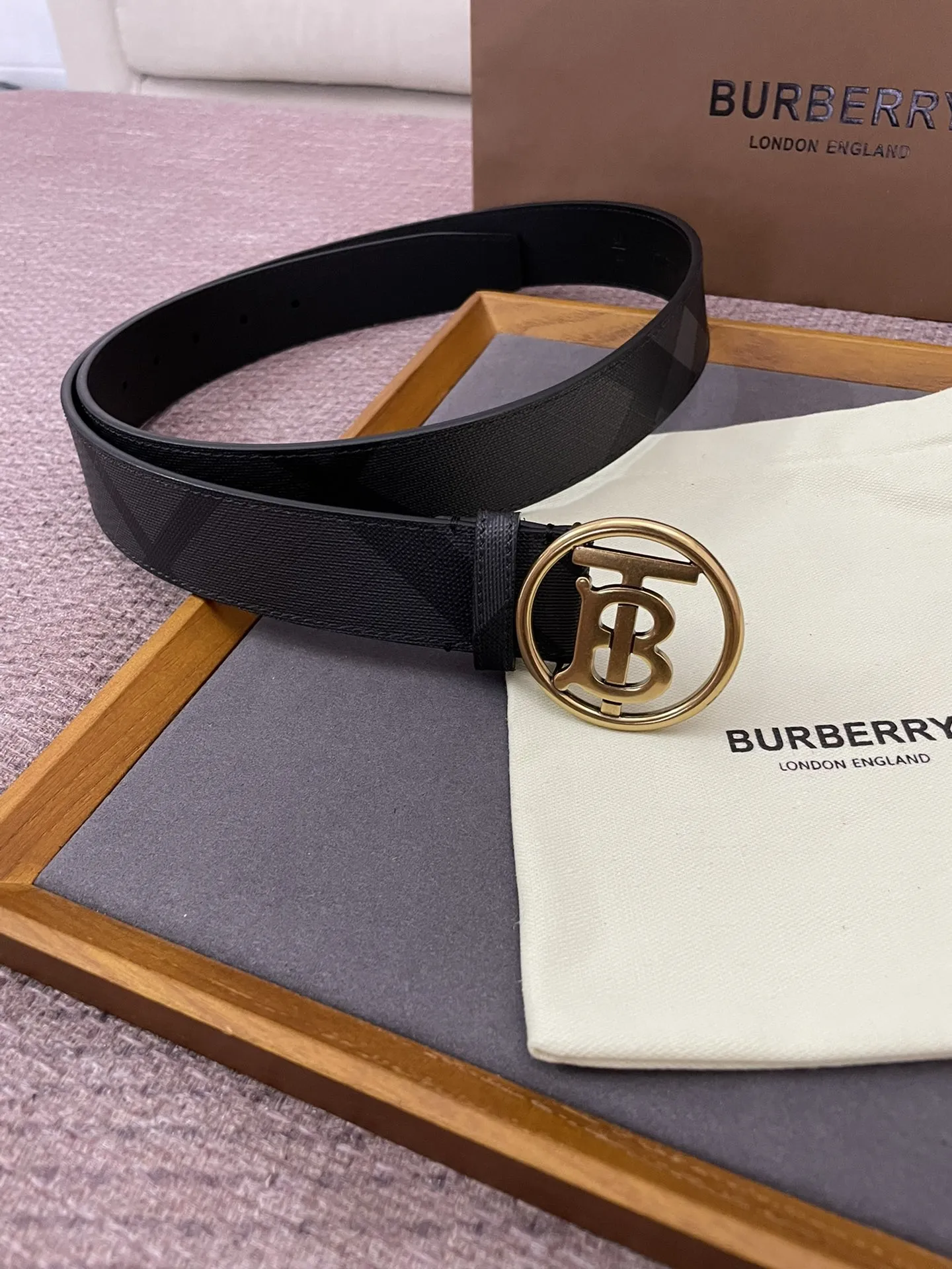 Burberry 新作黒London格纹腰带 - 画像 (3)