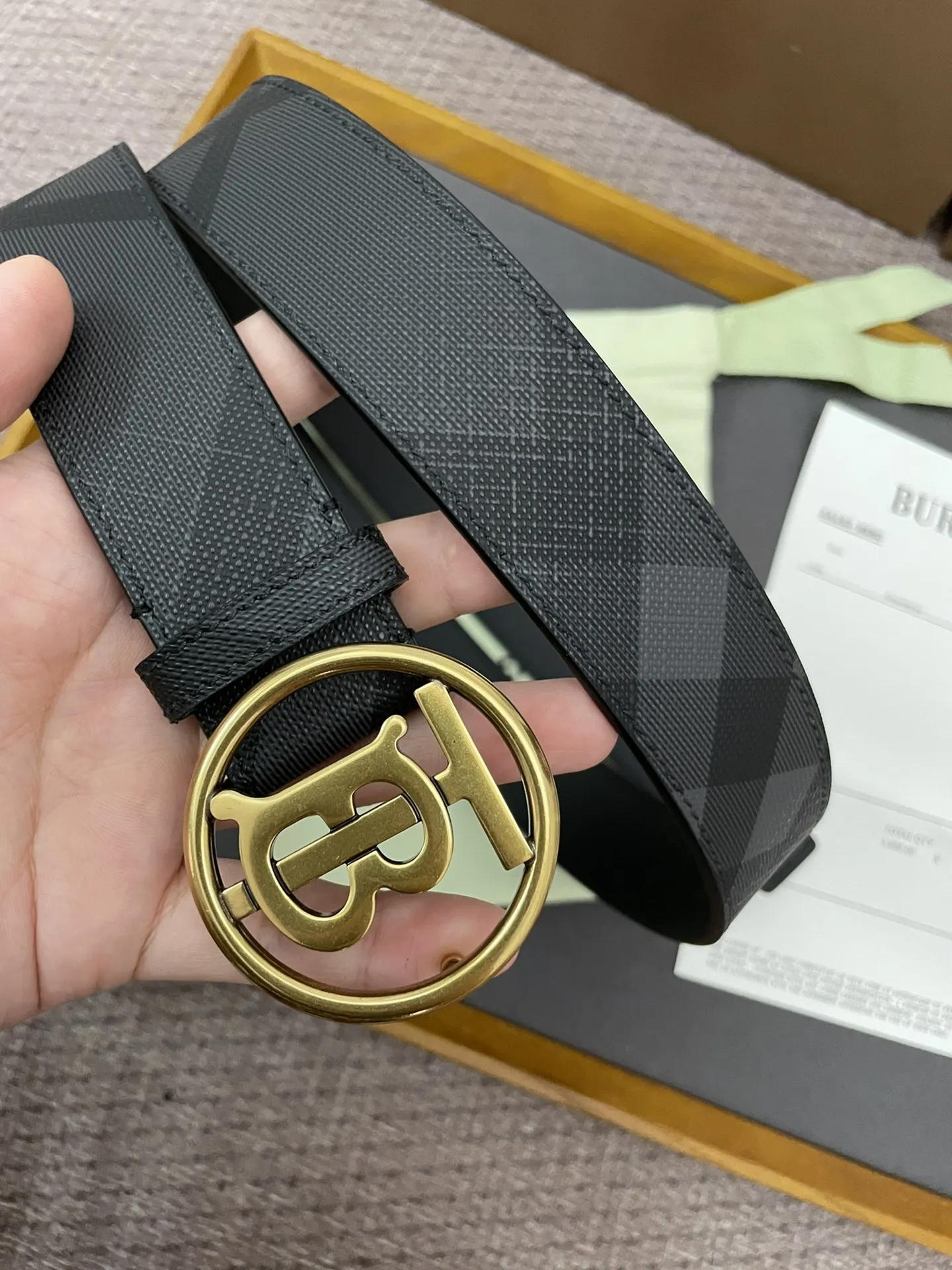 Burberry 新作黒London格纹腰带 - 画像 (4)
