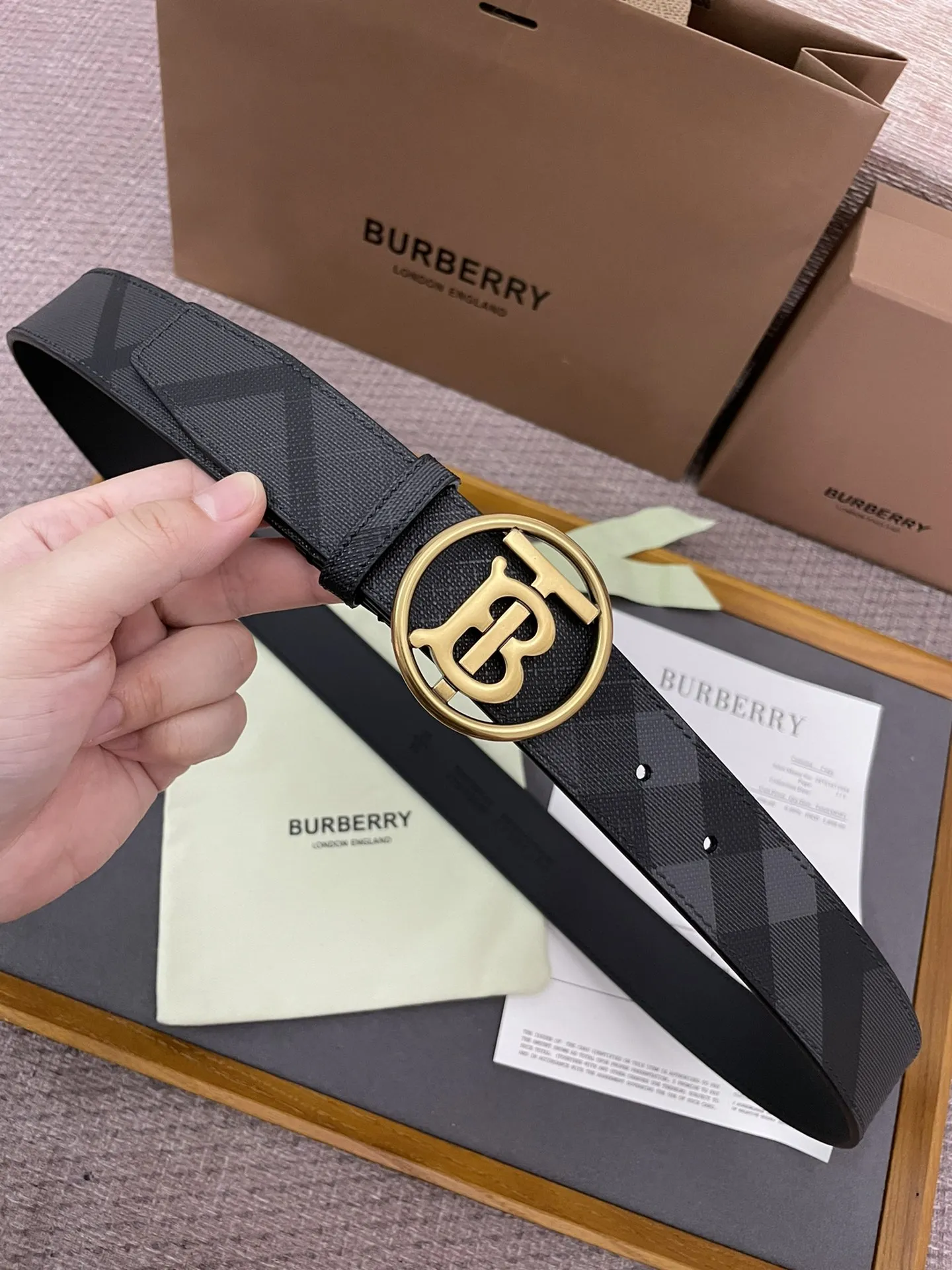 Burberry 新作黒London格纹腰带 - 画像 (5)