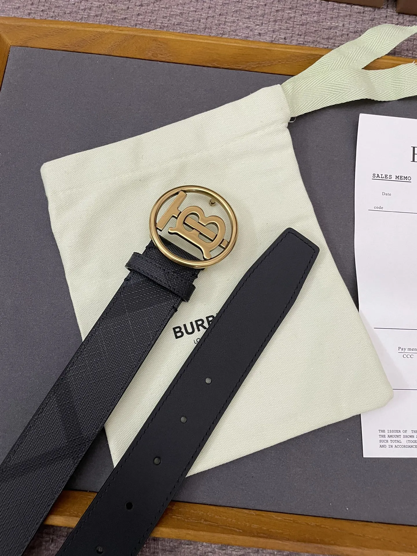 Burberry 新作黒London格纹腰带 - 画像 (6)