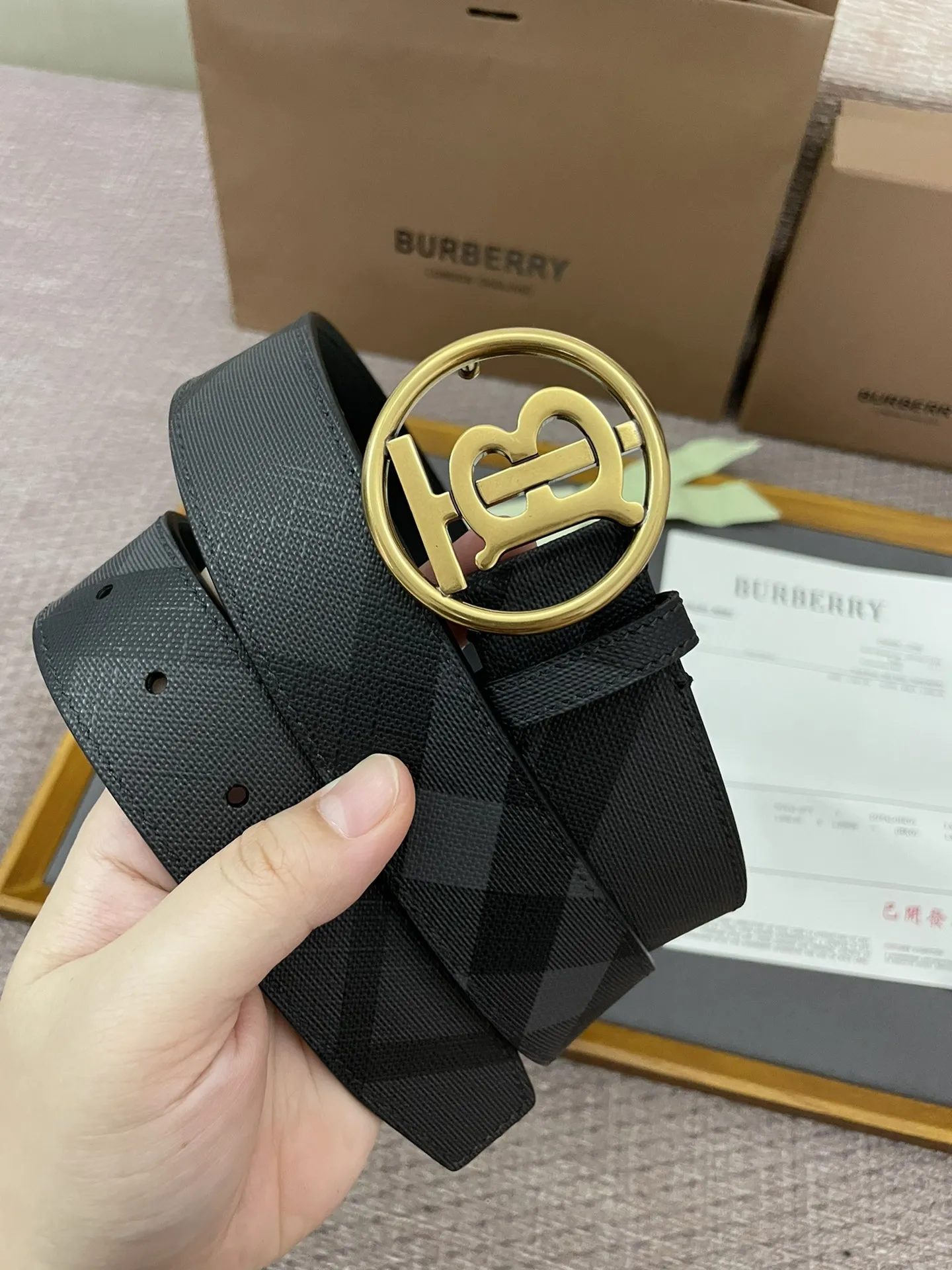 Burberry 新作黒London格纹腰带 - 画像 (7)