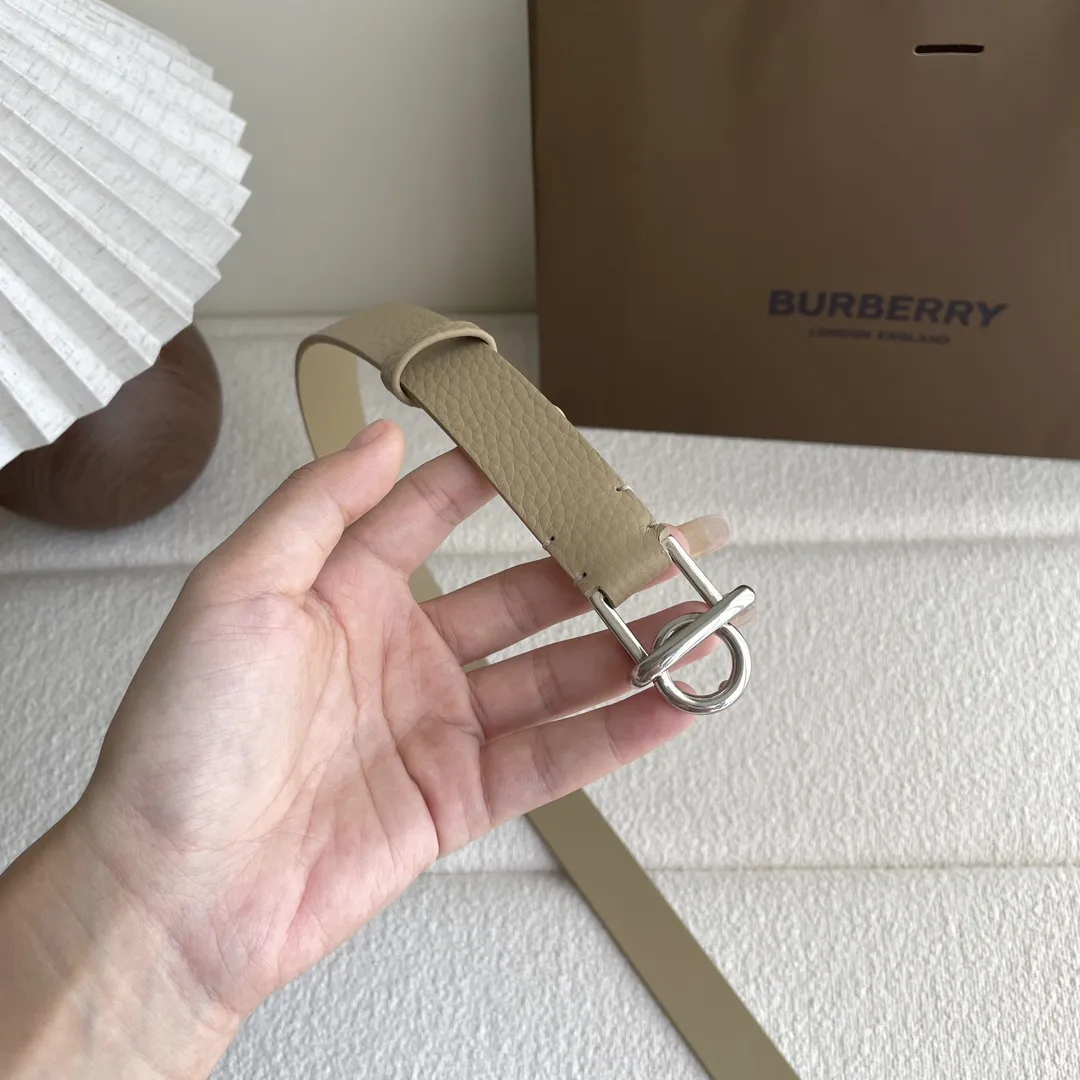 BURBERRY粒子牛革ベルト黒ベージュシンプルデザイン