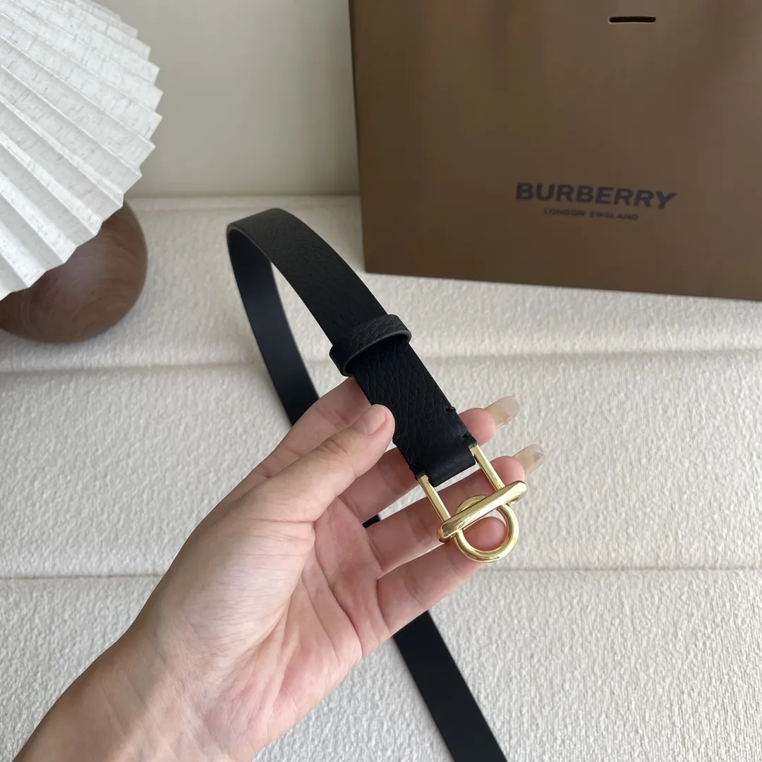 BURBERRY粒子牛革ベルト黒シンプルデザイン