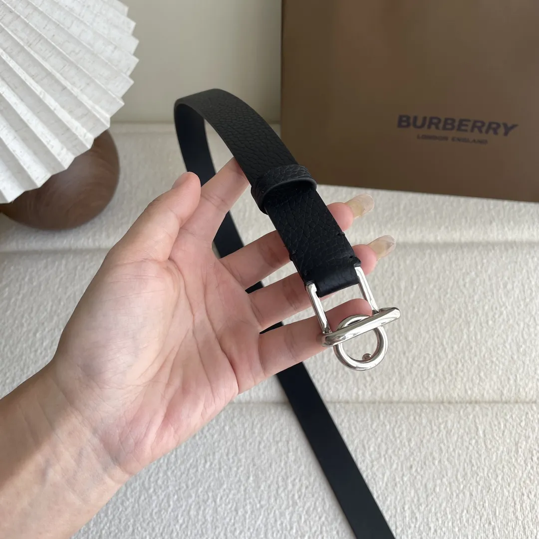 BURBERRY粒子牛革ベルト黒シンプルデザイン