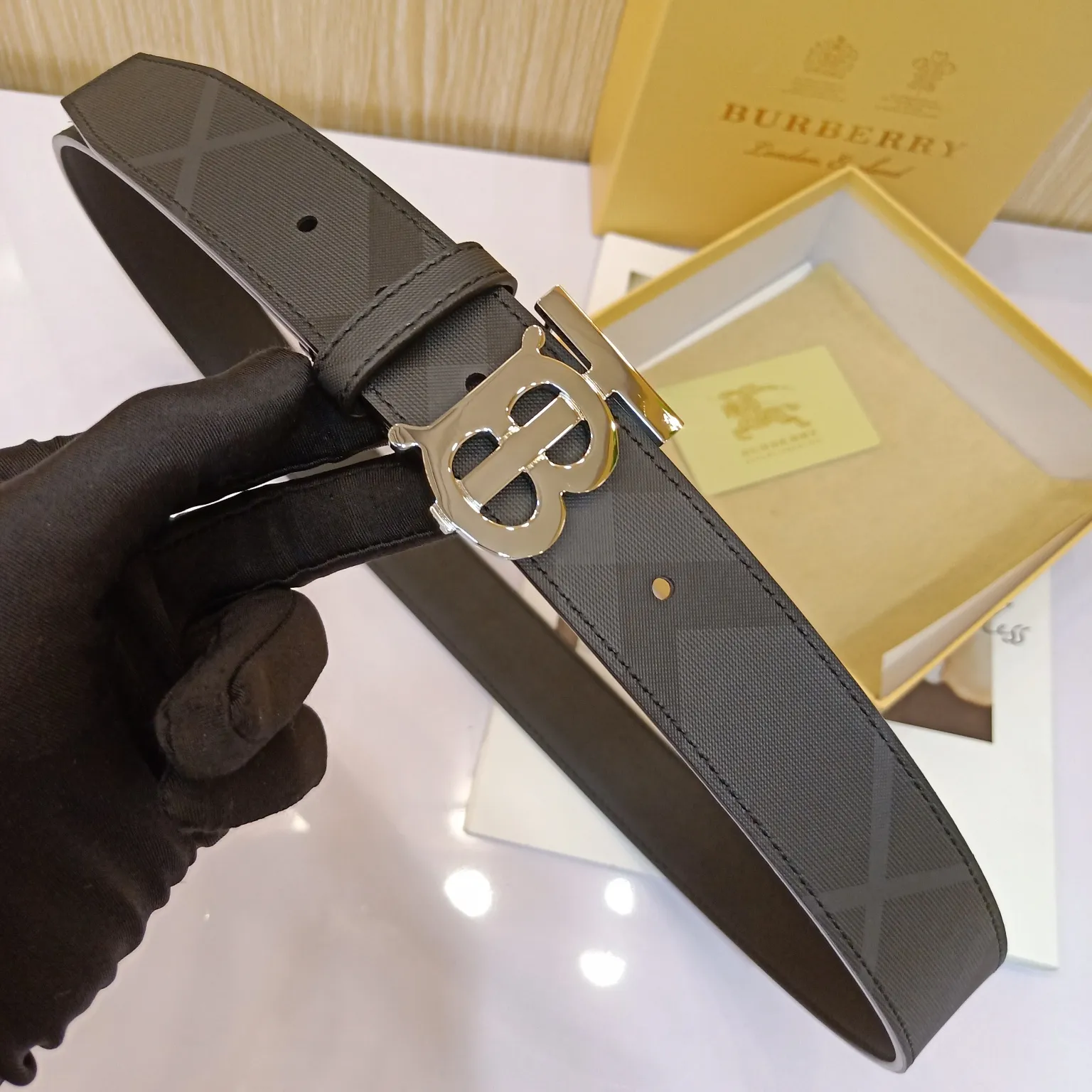 Burberry 新作TBロゴベルト グレー 3.5cm幅 - 画像 (7)