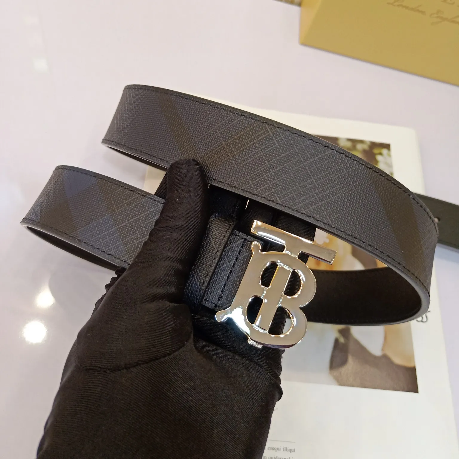 Burberry 新作 ブラック ベルト TBロゴデザイン - 画像 (3)