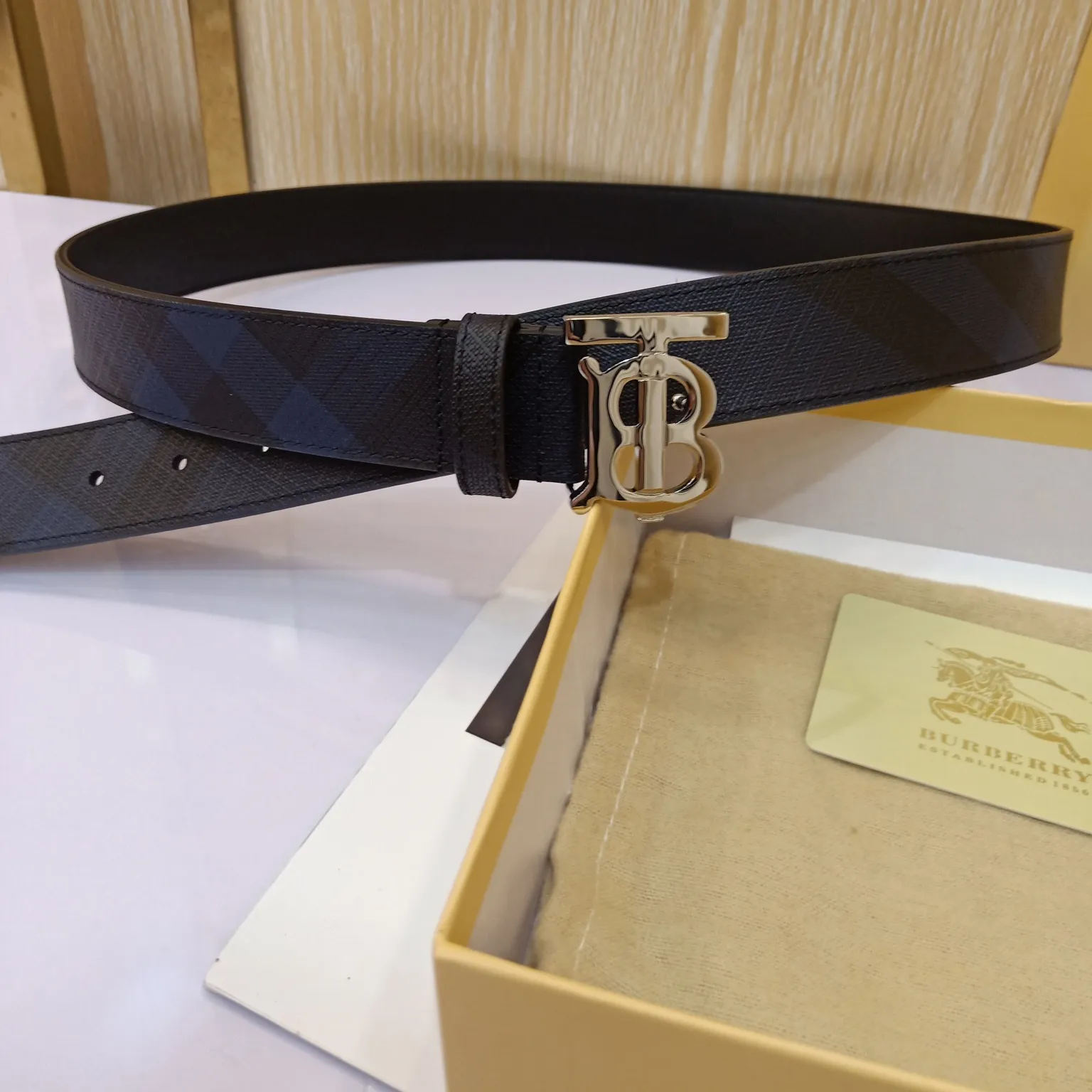 Burberry 新作 ブラック ベルト TBロゴデザイン - 画像 (6)