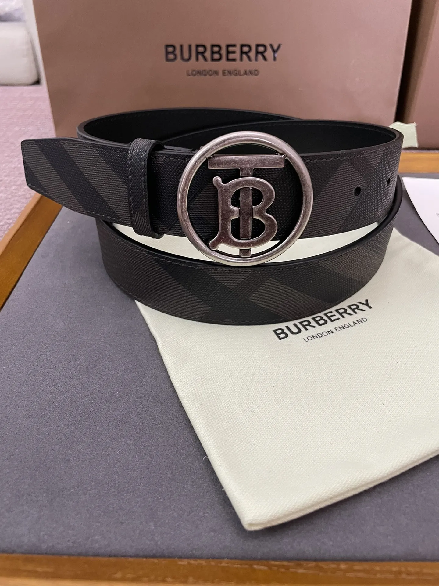 バーバリー新作黒London格子柄ベルト - 画像 (3)