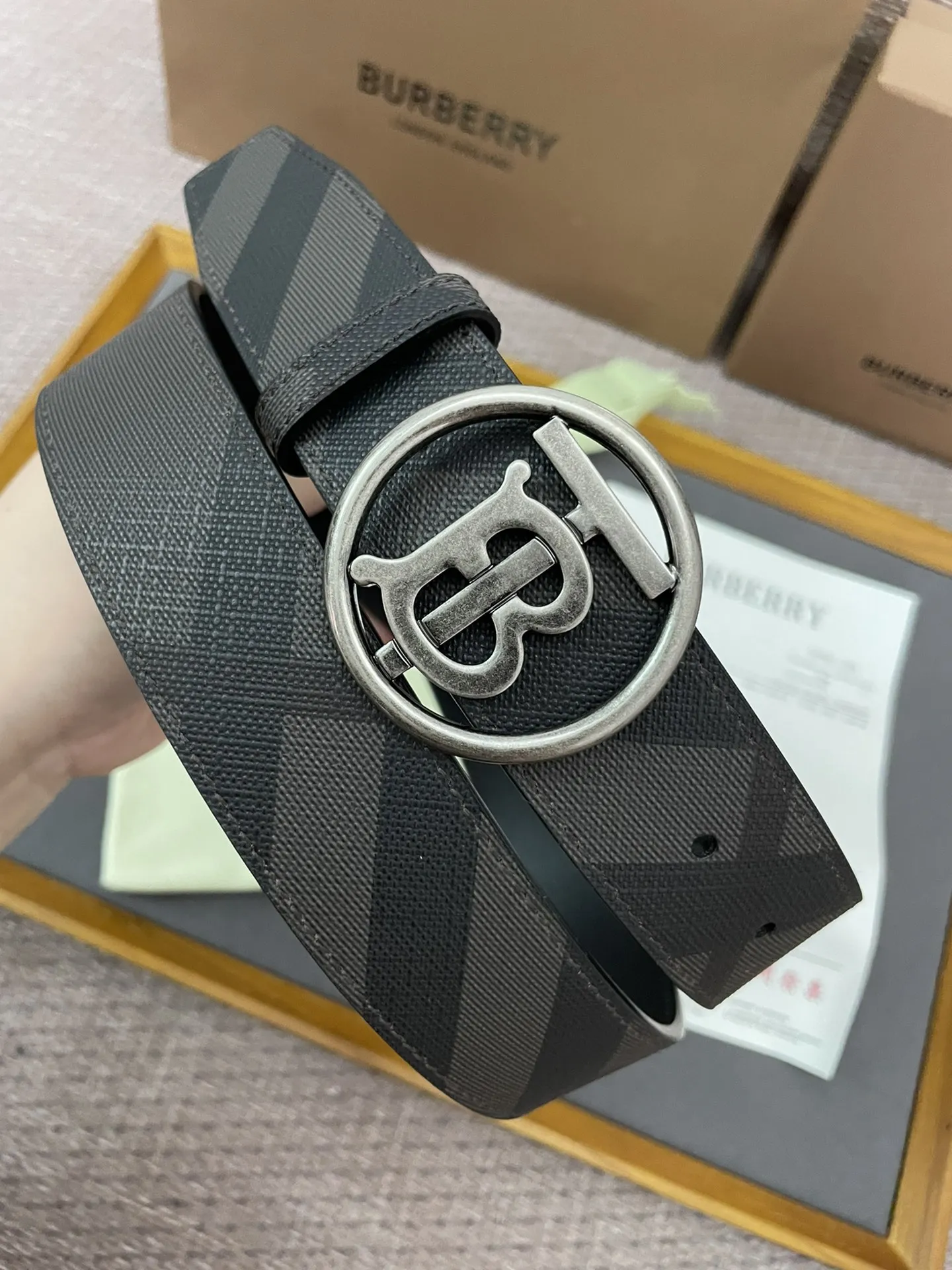 バーバリー新作黒London格子柄ベルト - 画像 (4)